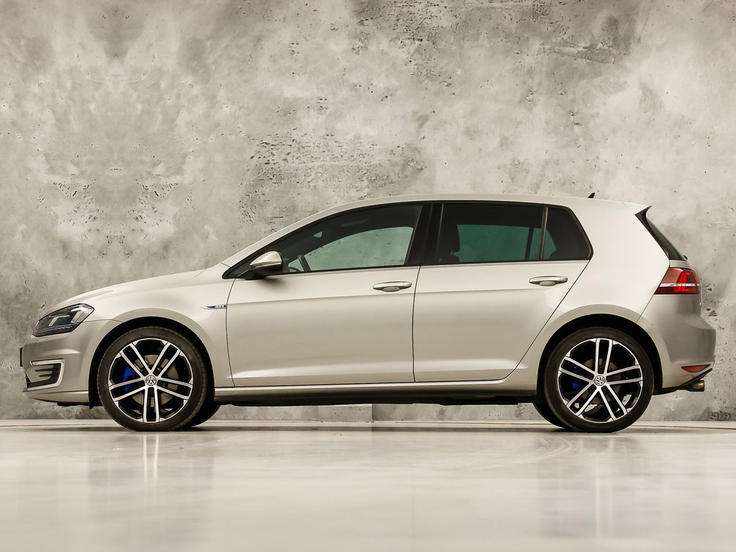 Volkswagen Golf 1.4 TSI GTE 204Pk Automaat (APPLE CARPLAY, NAVIGATIE, SOH 79,4%, CLIMATE, STOELVERWARMING, SPORTSTOELEN, GETINT GLAS, LED KOPLAMPEN, CRUISE, NIEUWSTAAT)