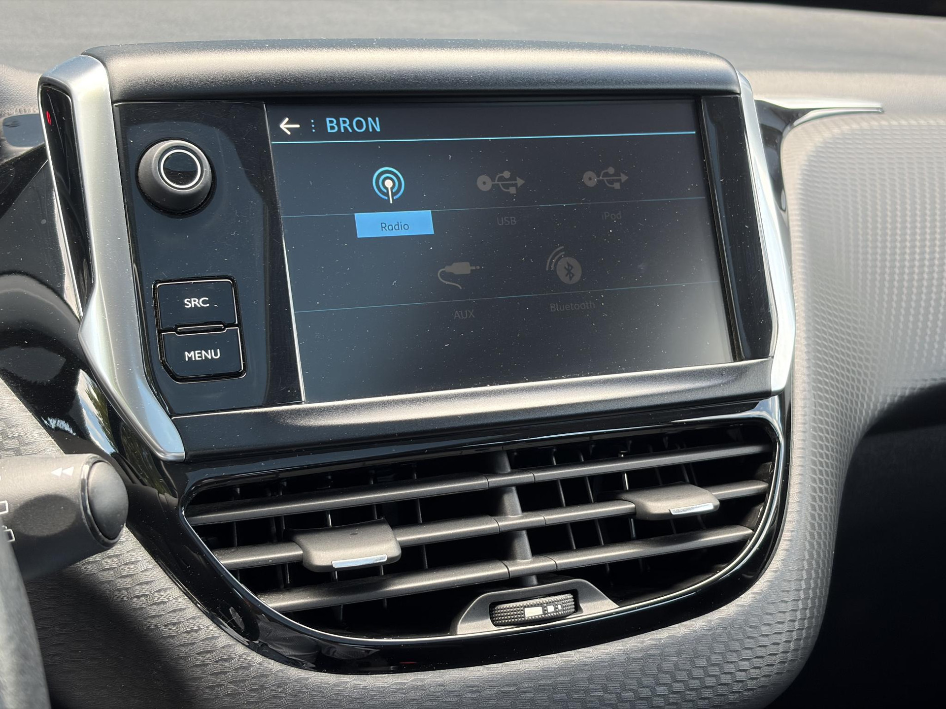 Peugeot 2008 1.2 PureTech Blue Lion D-riem vv in 2024 l Pano l Navi l 110pk l Trekhaak l Carplay l Airco l Cruise l Pdc l Recent beurt gehad l N.A.P l Apk tot 01-2027