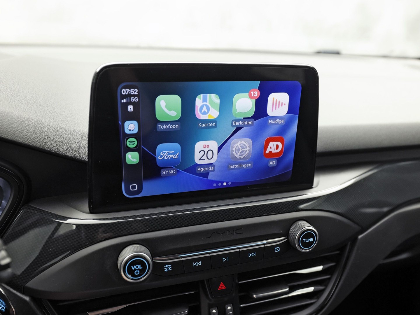 Ford Focus Wagon 1.0 EcoBoost ST Line (APPLE CARPLAY, GROOT NAVI, STUUR/STOELVERWARMING, KEYLESS, GETINT GLAS, SPORTSTOELEN, CRUISE, PARKEERSENSOREN, NIEUWSTAAT)