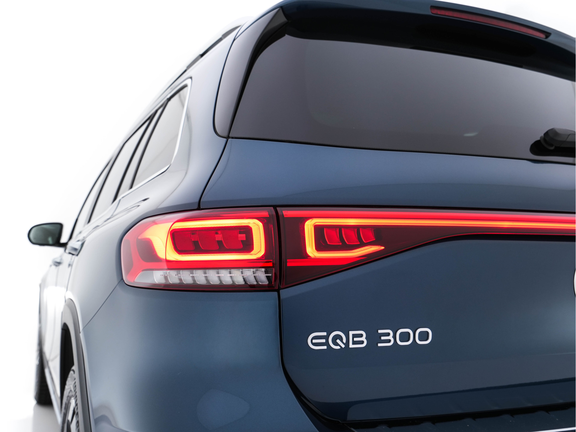 Mercedes-Benz EQB 300 4MATIC AMG-Line 67 kWh [ 3-Fase ] (INCL-BTW) *PANO | HEAD-UP | LEATHER-MICROFIBRE | MEMORY-PACK | WIDE-SCREEN-COCKPIT | FULL-LED | BLINDSPOT | AMBIENT-LIGHT | TOPVIEW | NAVI-FULLMAP | DAB+ | COMFORT/SEATS | ...