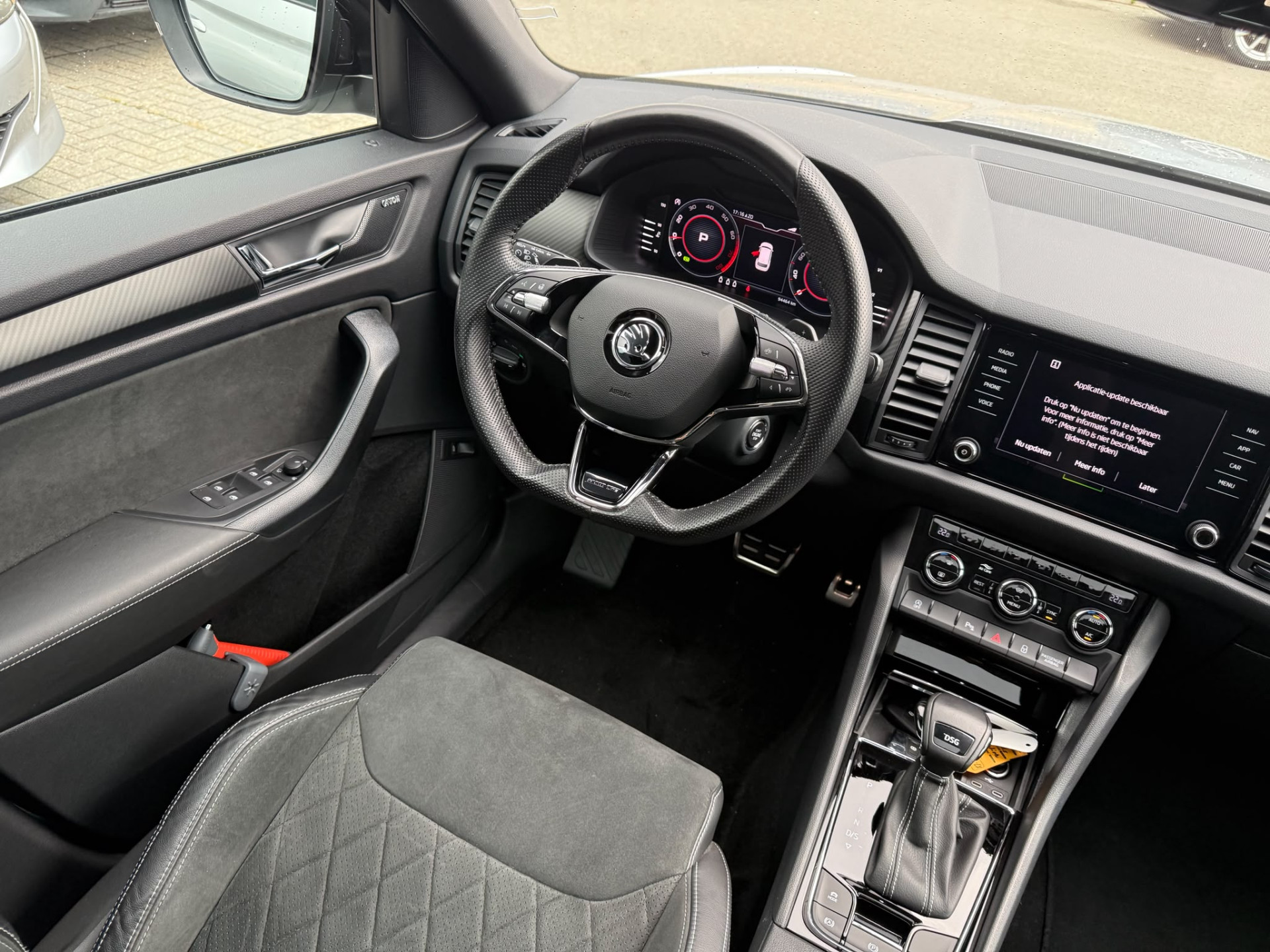 ŠKODA Kodiaq 1.5 TSI Sportline Business | 1E EIGENAAR | 3/6/12 MND GARANTIE | AUTOMAAT | PANO | LED | DAB | MEMORY | CARPLAY | DIGITAAL COCKPIT | TREKHAAK |