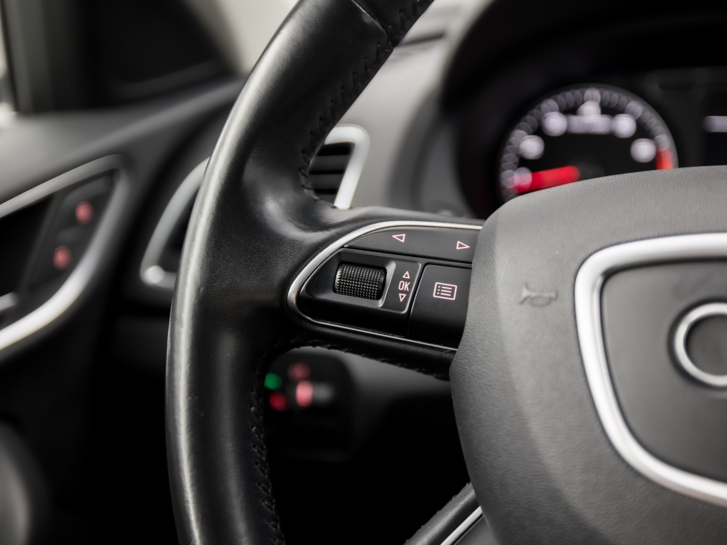Audi Q3 1.4 TFSI Sport 150Pk Automaat (NAVIGATIE, CLIMATE, STOELVERWARMING, GETINT GLAS, SPORTSTOELEN, BLUETOOTH, NIEUWE APK, NIEUWSTAAT)