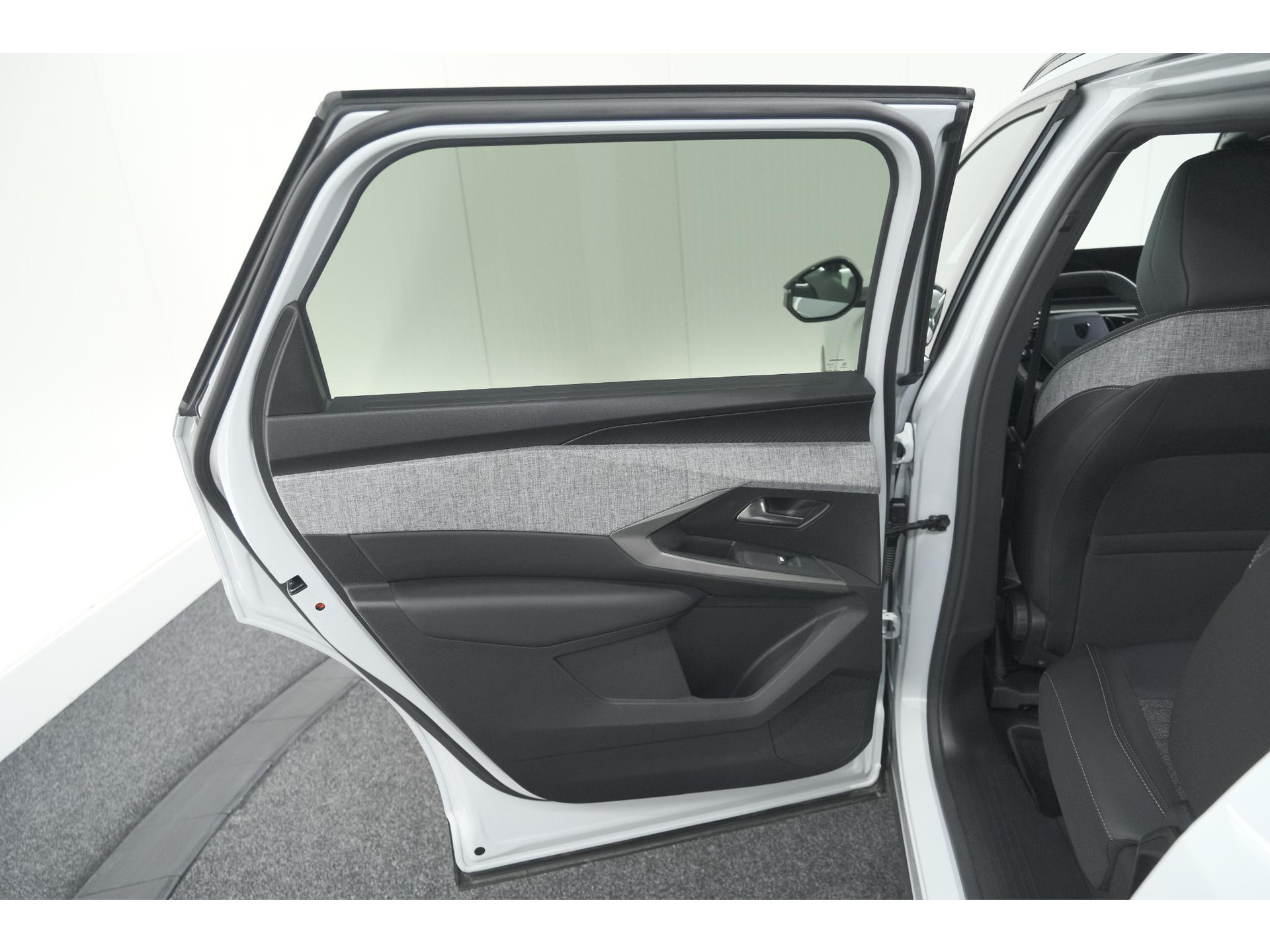 Peugeot 5008 Hybrid 136 e-DCS6 Allure | 7 Zitplaatsen | Camera | Stoelverwarming | Panoramic Navigation pack