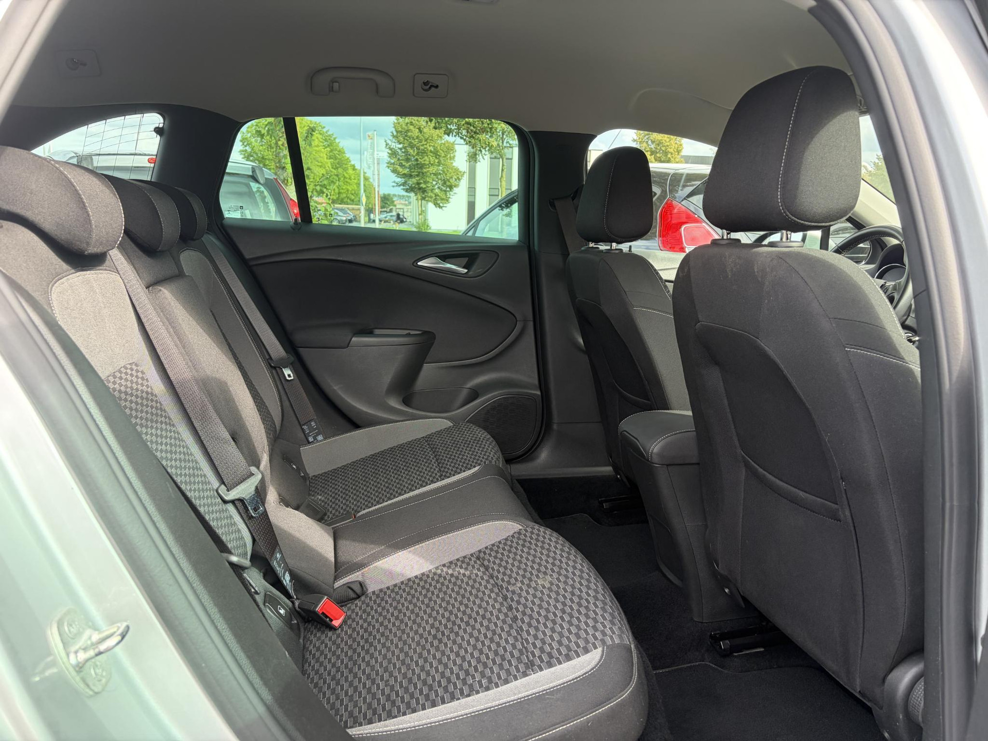 Opel Astra Sports Tourer 1.2 Business Executive ✓1e Eigenaar✓146pk✓Camera✓Trekhaak✓Carplay✓Airco✓Cruise✓Pdc V+A✓Lm velgen✓Comfortstoelen✓6 Bak✓N.A.P✓Nieuwe Apk bij Aflevering