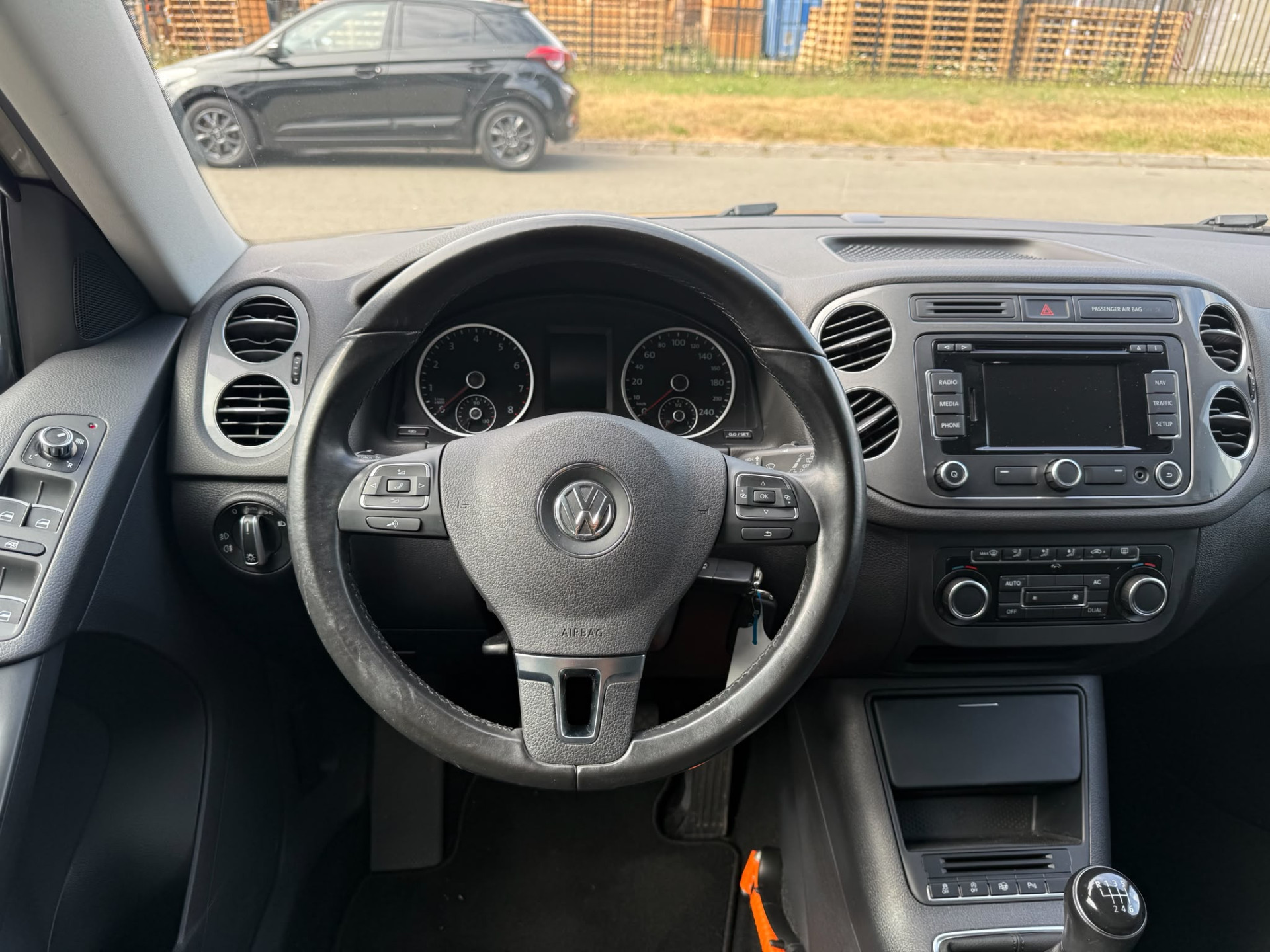 Volkswagen Tiguan 1.4 TSI Sport&Style | 1E EIGENAAR | 3/6/12MND GARANTIE | NAVI | PDC | 160 PK | LAGE KM |