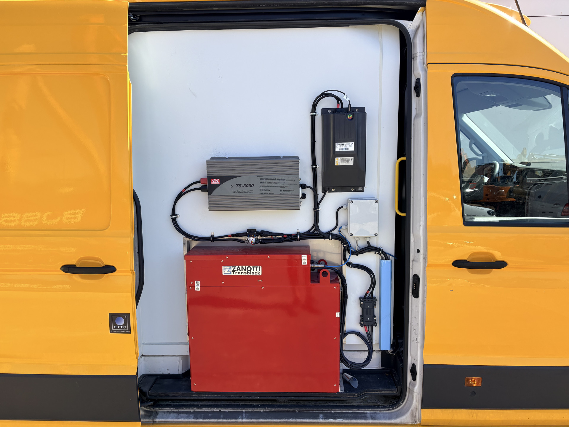 Volkswagen Crafter e-Crafter 36kWh 136PK Elektrisch Koelwagen Zanotti Nachtkoeling LED Climate Control Cruise Control Carplay Camera Parkeersensoren 360° Frigo Koeler Kühlwagen Night Cooling