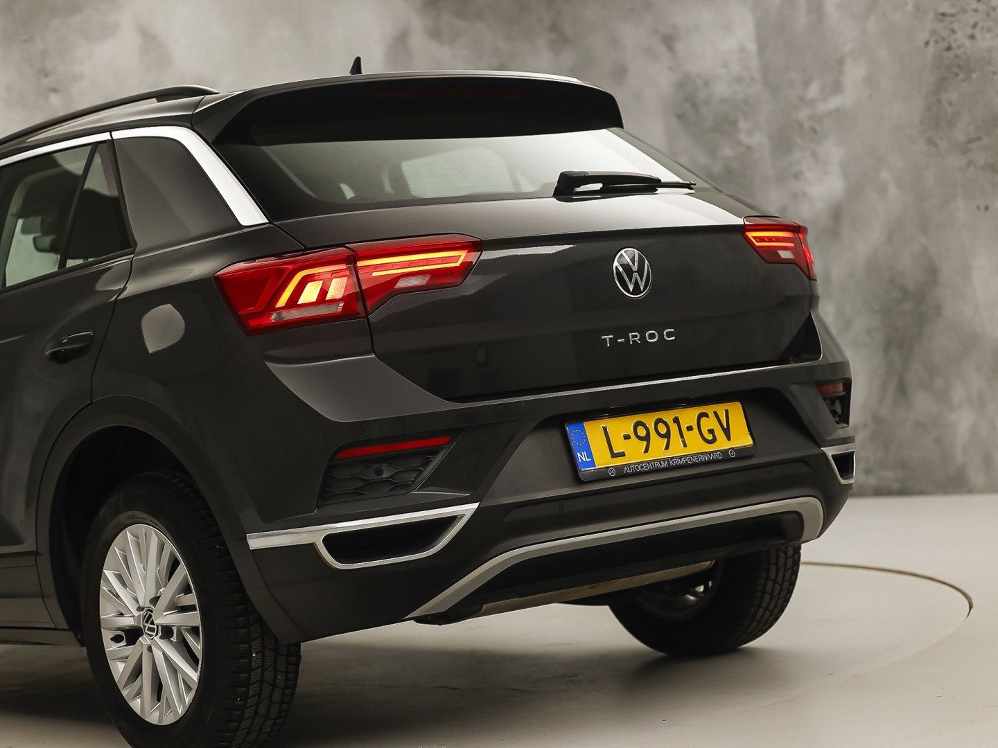 Volkswagen T-Roc 1.0 TSI Sport (APPLE CARPLAY, 1e EIGENAAR, GROOT NAVI, LM VELGEN, SPORTSTOELEN, PARKEERSENSOREN, ADAPTIVE CRUISE, NIEUWSTAAT)