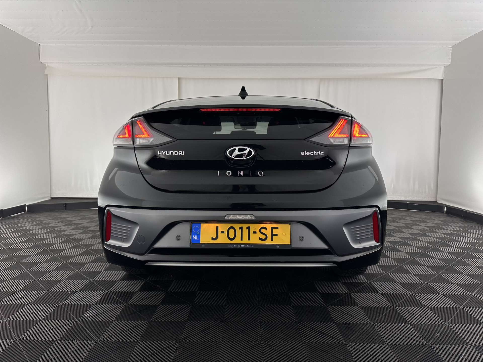 Hyundai IONIQ Comfort EV 38 kWh {SOH-100%} (INCL-BTW) *FULL-LED | ADAPTIVE-CRUISE | CAMERA | KEYLESS | DAB+ | NAVI-FULLMAP | HEATED-COMFORTSEATS | PRIVACYGLASS | ECC | AMBIENTLIGHT | DIGI-COCKPIT | SHIFTPADDLES | LANE-ASSIST | PDC | .