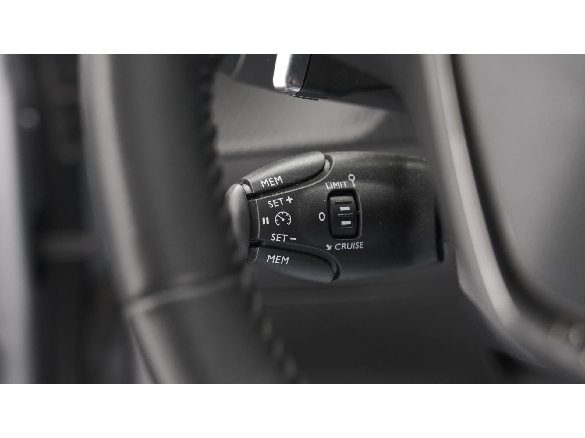 Peugeot 208 PureTech 100 EAT8 Allure | Parkeersensoren | Stoelverwarming | Apple Carplay | Climate Control