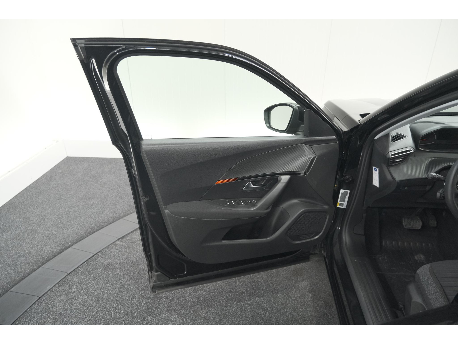 Peugeot 2008 PureTech 130 EAT8 Active | Parkeersensoren | Navigatie | Apple Carplay