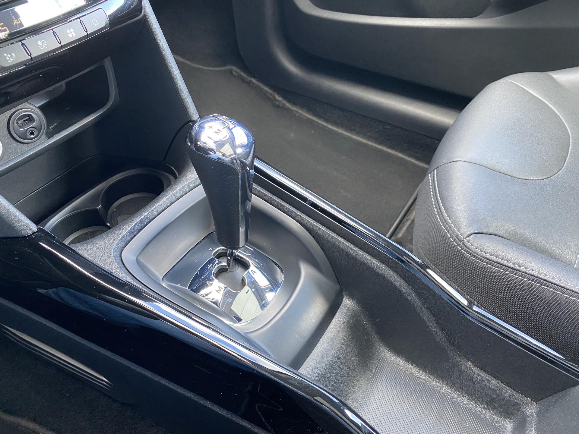 Peugeot 2008 1.2 PureTech Allure AUT. | dealer onderh. | panoramadak | trekhaak | navigatie | cruise control | all season banden