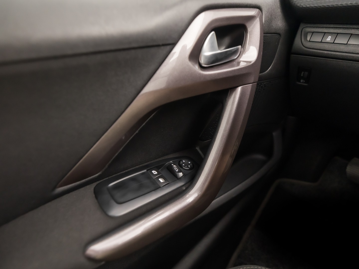Peugeot 2008 1.2 VTi Sport (PANORAMADAK, NAVIGATIE, PARKEERSENSOREN, SPORTSTOELEN, CRUISE, NIEUWE APK, NIEUWSTAAT)