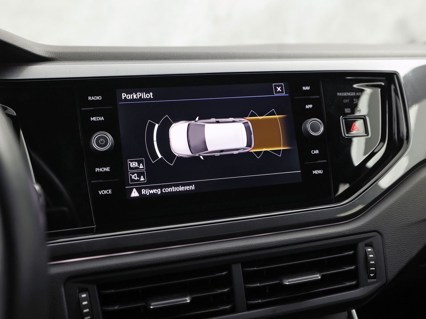 Volkswagen Polo 1.0 TSI R-Line Sport Automaat (VIRTUAL COCKPIT, ZWART HEMEL, GROOT NAVI, CLIMATE, LEDER, SPORTSTOELEN, GETINT GLAS, LM VELGEN, ADAPTIVE CRUISE, NIEUWSTAAT)