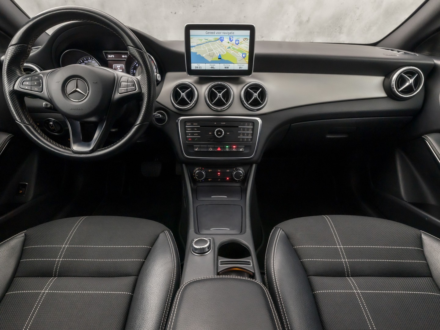 Mercedes-Benz CLA-Klasse 180 AMG Sport Automaat (GROOT NAVI, LEDER, ZWART HEMEL, STOELVERWARMING, SPORTSTOELEN, GETINT GLAS, CRUISE, NIEUWE APK, NIEUWSTAAT)
