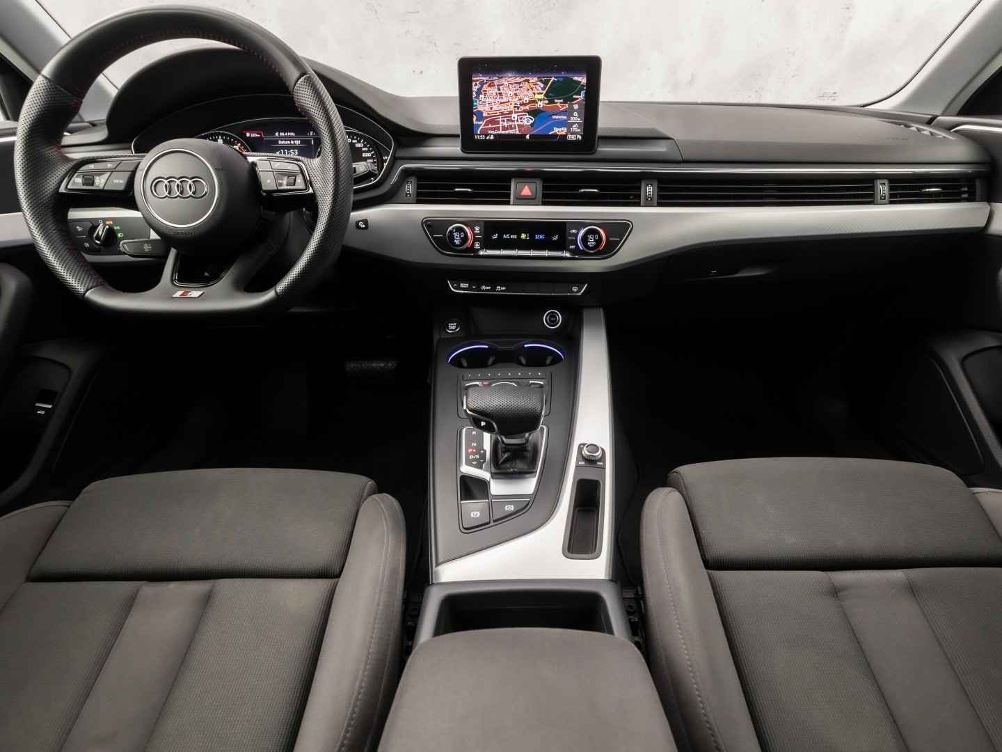 Audi A4 Avant 2.0 TFSI S-Line Sport 190Pk Automaat (NAVIGATIE, SFEERVERLICHTING, PLAT S-LINE SPORTSTUUR, GETINT GLAS, SPORTSTOELEN, CAMERA, TREKHAAK, NIEUWE APK, NIEUWSTAAT)
