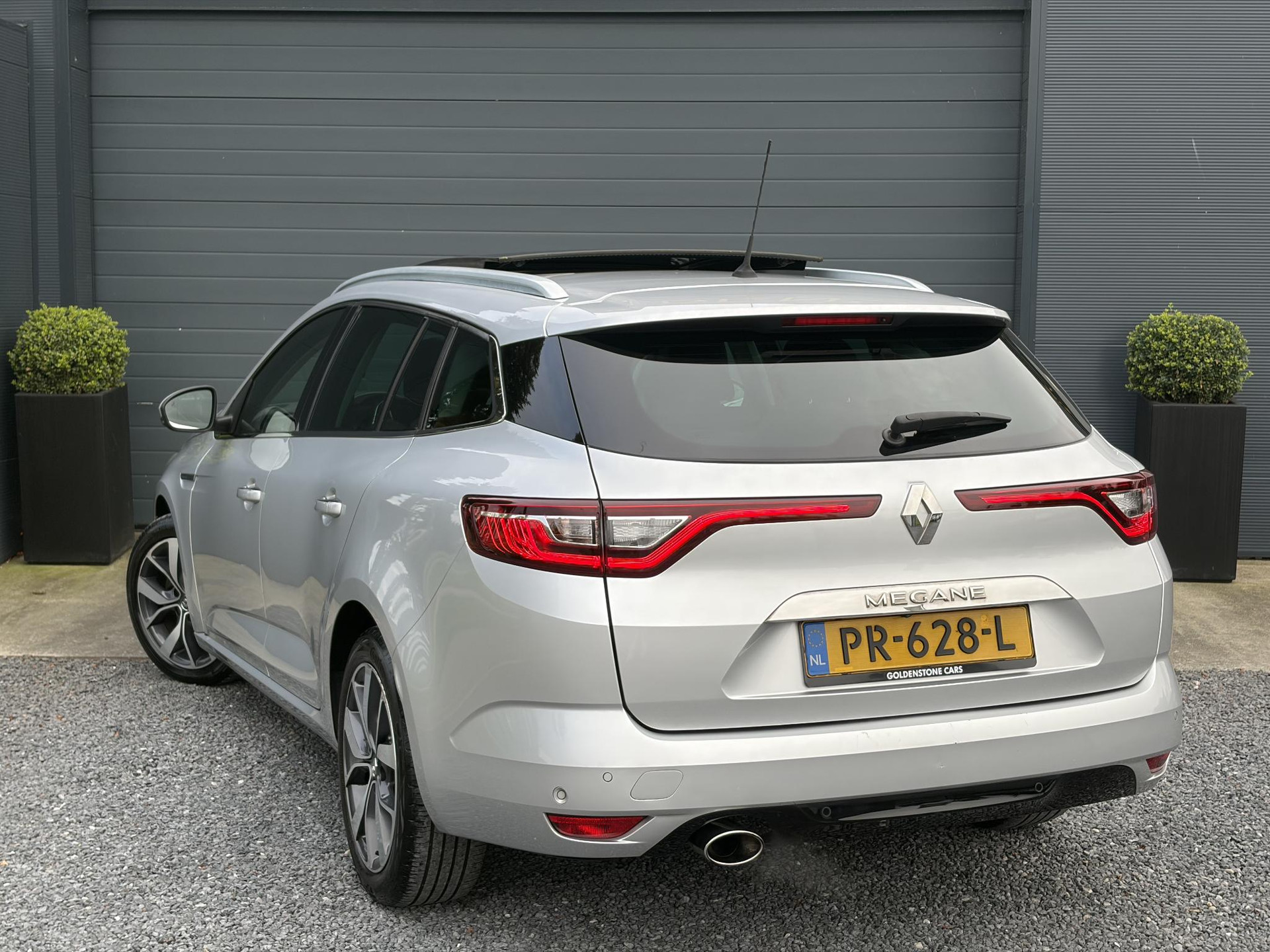 Renault Mégane Estate 1.2 TCe Bose ✓2 Eigenaar✓Pano✓Camera✓Net beurt gehad✓Navi✓Keyless✓Clima✓Cruise✓Leder✓131pk✓Pdc V+A✓6 Bak✓Rijstrooksensor✓Dodehoeksensor✓17'' Lm velgen✓N.A.P✓Apk tot 09-2027