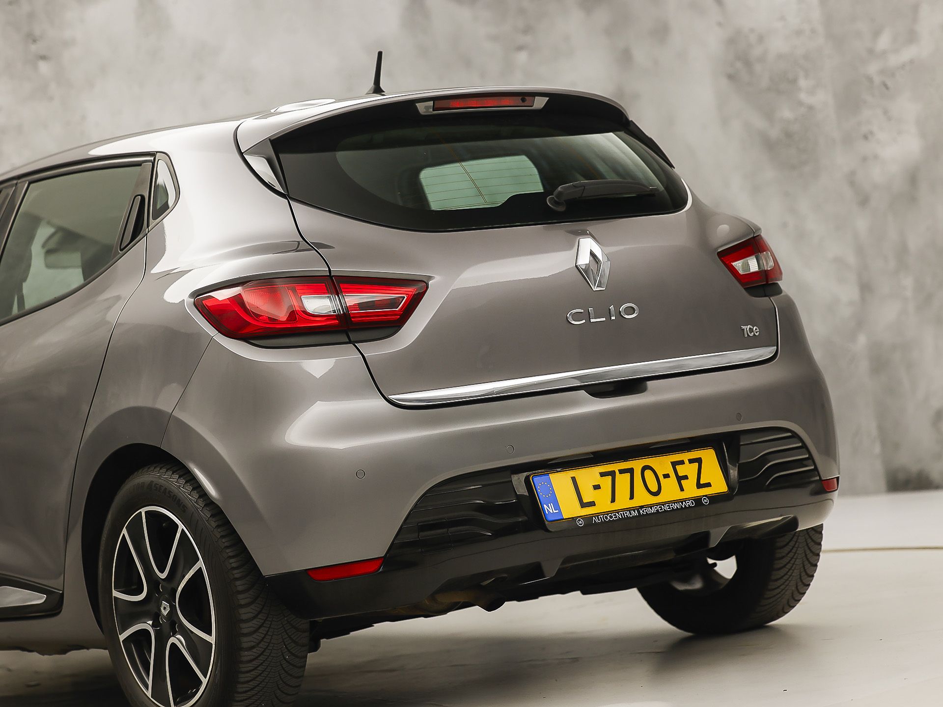 Renault Clio 0.9 TCe Dynamic Sport (NAVIGATIE, CRUISE, LM VELGEN, SPORTSTOELEN, PARKEERSENSOREN, BLUETOOTH, NIEUWE APK, NIEUWSTAAT)