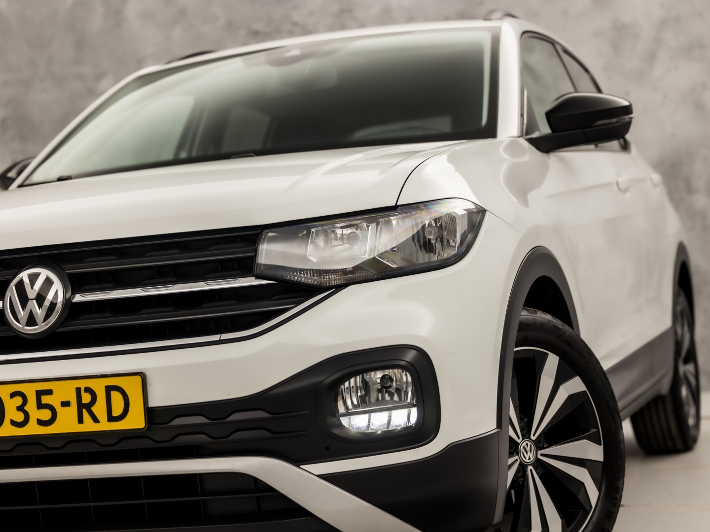Volkswagen T-Cross 1.0 TSI Sport (APPLE CARPLAY, CAMERA, GETINT GLAS, CRUISE, LM VELGEN, SPORTSTOELEN, NIEUWSTAAT)