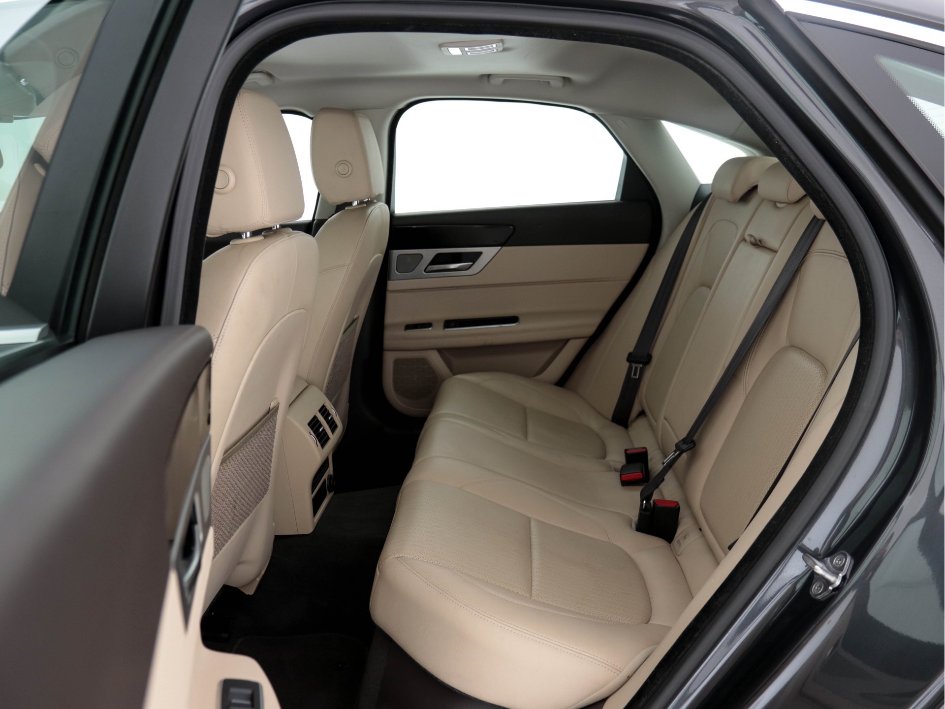 Jaguar XF 2.0D Portfolio Premium-Business-Pack Aut *LEATHER | BI-XENON | NAVI-FULLMAP | KEYLESS | MERIDIAN-SURROUND | SHIFT-PADDLES |  LANE-ASSIST | CRUISE | CAMERA | HEATED/COOLED-COMFORTSEATS | 17"ALU*