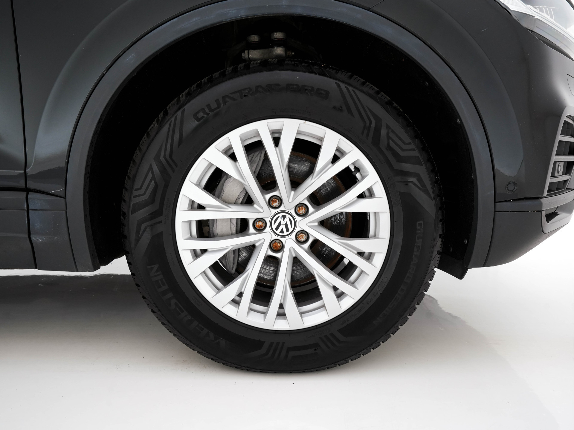 Volkswagen Touareg 3.0 TDI R-Line (INCL-BTW) Aut. *LEATHER | FULL-LED | BLIND-SPOT | HEATED-COMFORTSEATS | AIR-SUSPENSION | KEYLESS | CAMERA | NAVI-FULLMAP | PRIVACY-GLASS | ADAPTIVE-CRUISE |  SHIFT-PADDLES | TOWBAR*