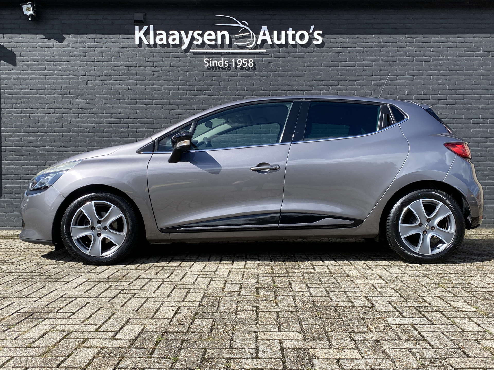 Renault Clio 0.9 TCe ECO Night&Day 90 pk | dealer onderh. | navigatie | cruise control | parkeersensor | privacy glas | airco | NL auto