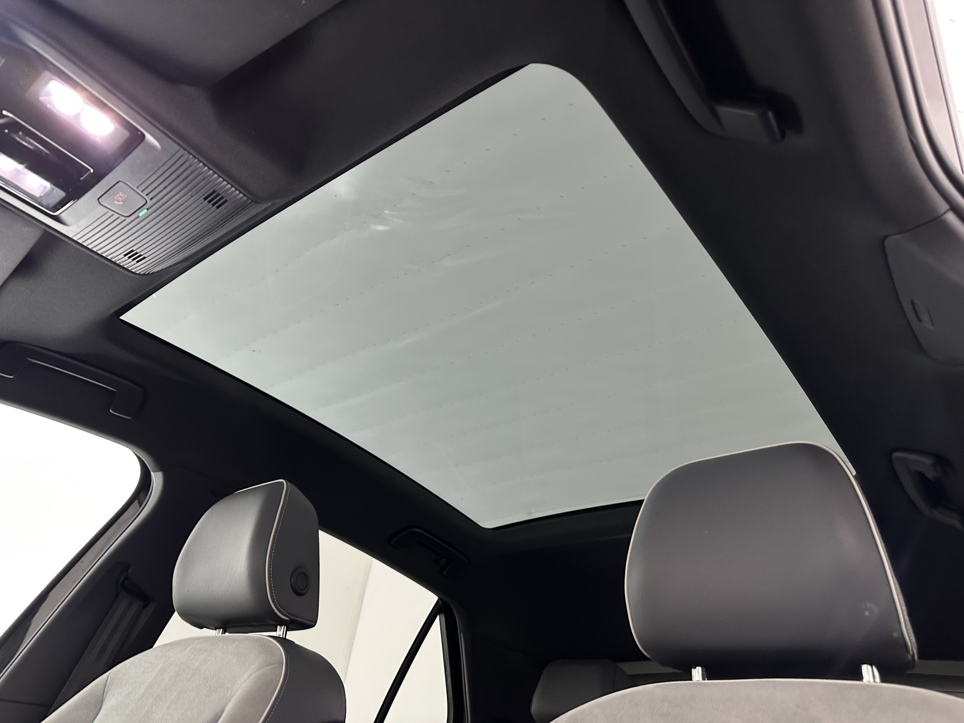 Volkswagen ID.3 First Max 58 kWh [ 3-Fase-11kW ] {SOH-87%} (INCL-BTW) *HEATPUMP | PANO | HEAD-UP | ADAPTIVE-CRUISE | IQ-LIGHTS | BLINDSPOT | CAMERA | KEYLESS | MICROFIBRE | AMBIENTLIGHT | NAVI-FULLMAP | DAB+ | ECC | HEATED-SPORTSEATS | DIGI-COCKPIT |