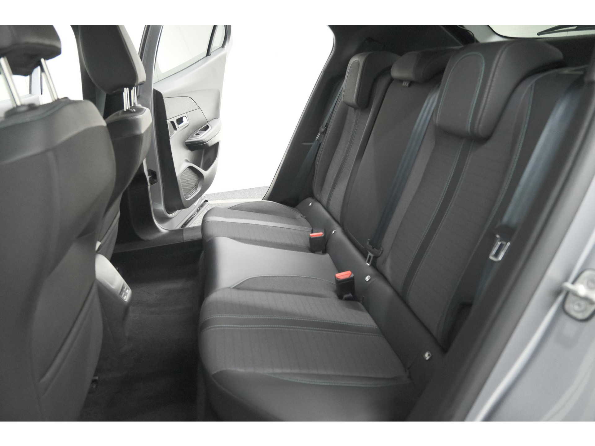 Peugeot 2008 PureTech 130 Allure Pack | Camera | Adaptieve Cruise Control | Apple Carplay | Stoelverwarming