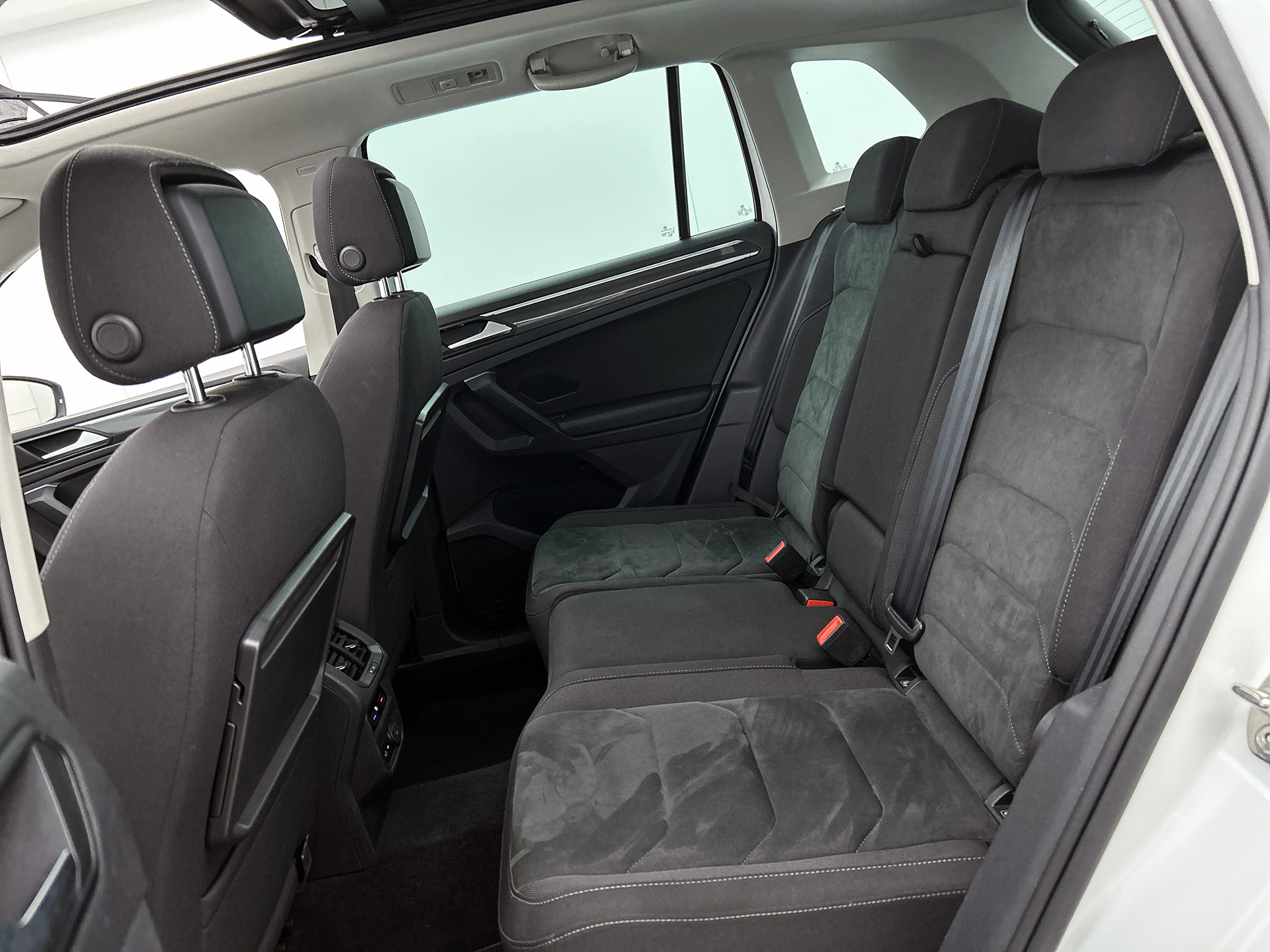 Volkswagen Tiguan 2.0 TSI 4Motion Highline Business R | PANORAMA | HEAD UP | ADAPTIVE | ELEKTR. A-KLEP | STOELVERW. | NAVI |