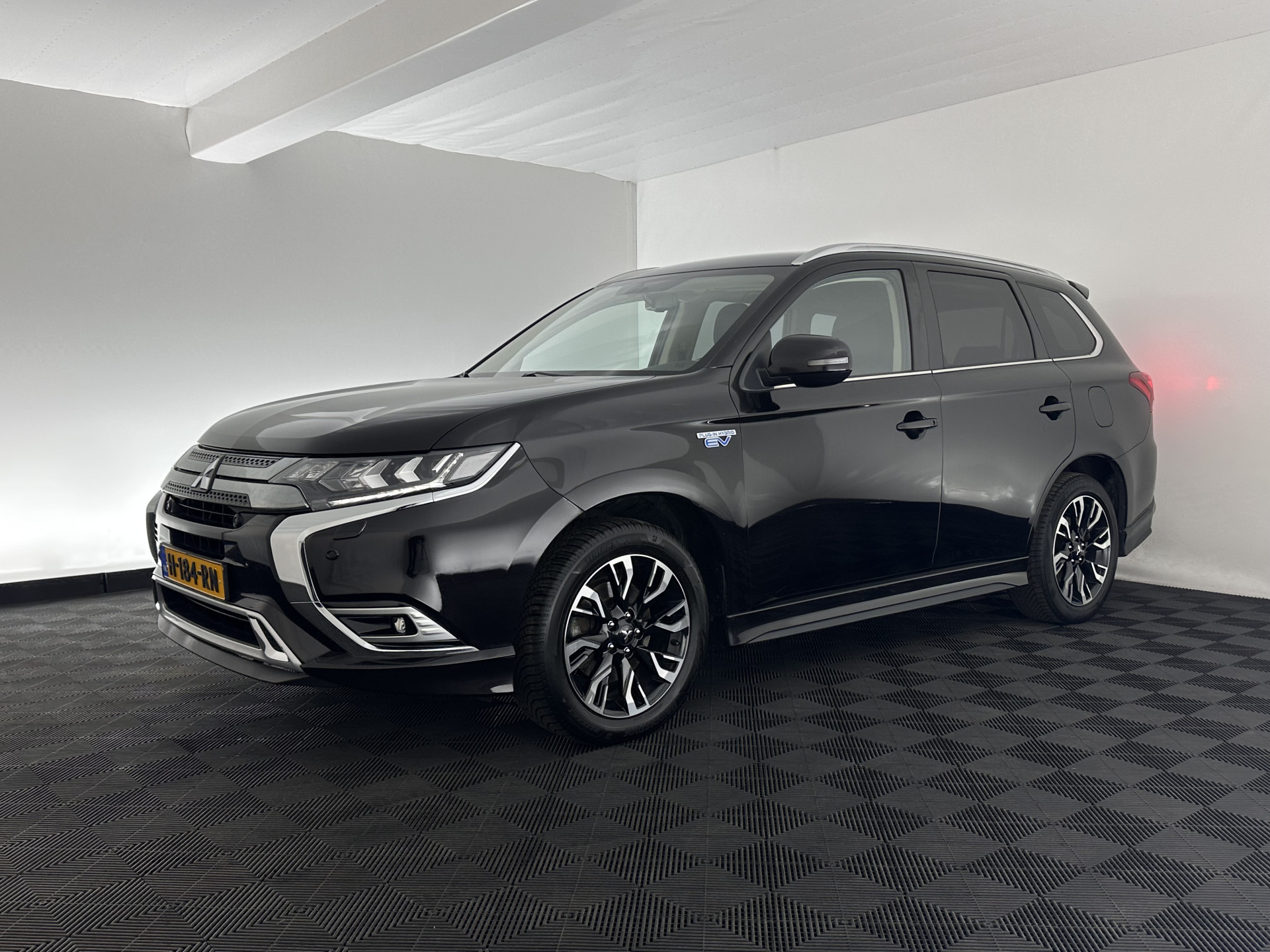Mitsubishi Outlander 2.4 PHEV Intense AWD (Plug-in) (INCL-BTW) *LEATHER-ALCANTARA | FULL-LED | KEYLESS | BLINDSPOT | CAMERA | HEATED-COMFORTSEATS | ECC | SHIFTPADDLES | PDC | CRUISE | PRIVACYGLASS | DAB | TOWBAR | CARPLAY | 18''ALU*