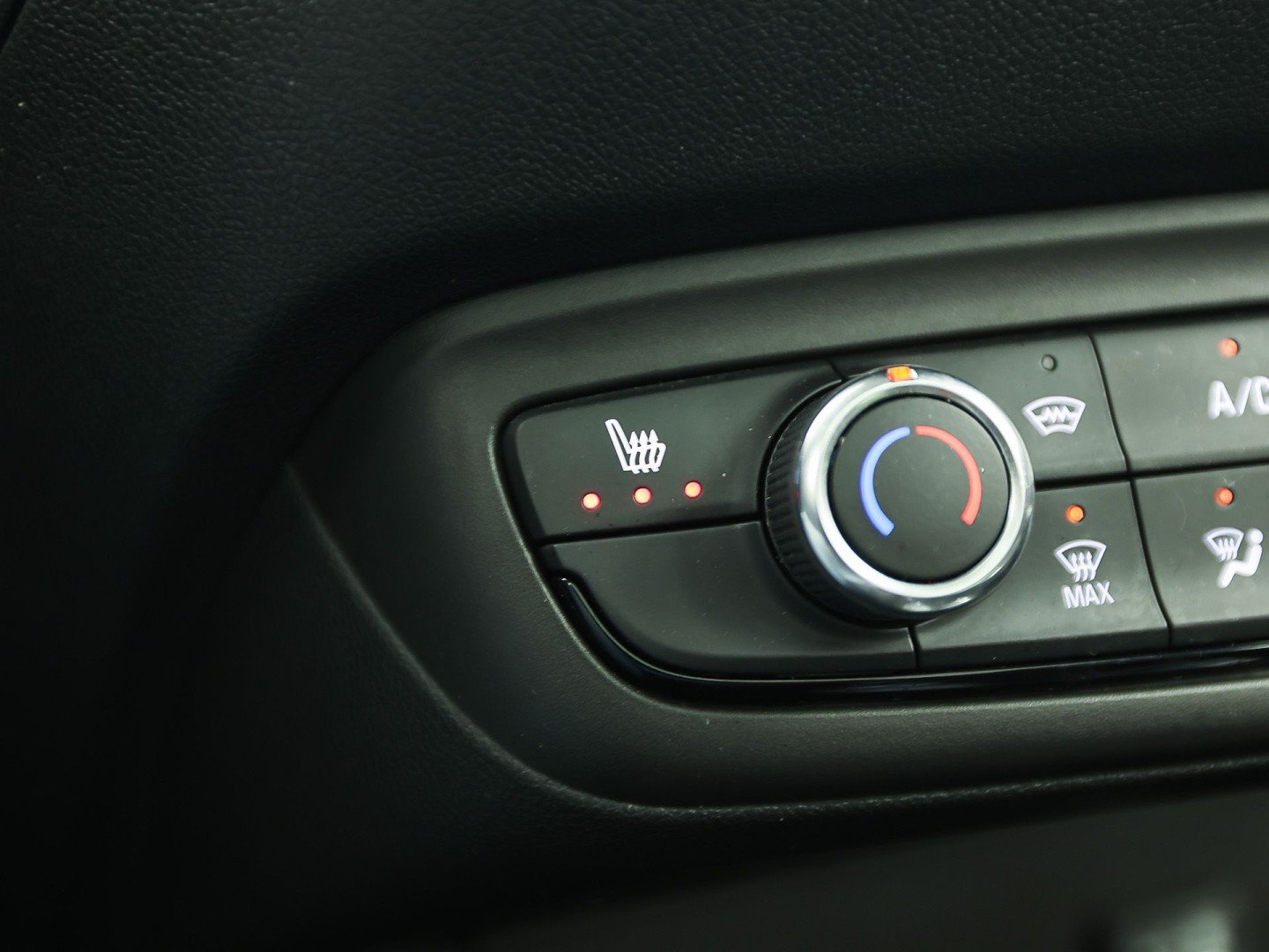 Opel Crossland X 1.2 Turbo Innovation Sport Automaat (PANORAMADAK, APPLE CARPLAY, GROOT NAVI, 360 CAMERA, STUUR/STOELVERWARMING, SPORTSTOELEN, TREKHAAK, LM VELGEN, NIEUWSTAAT)