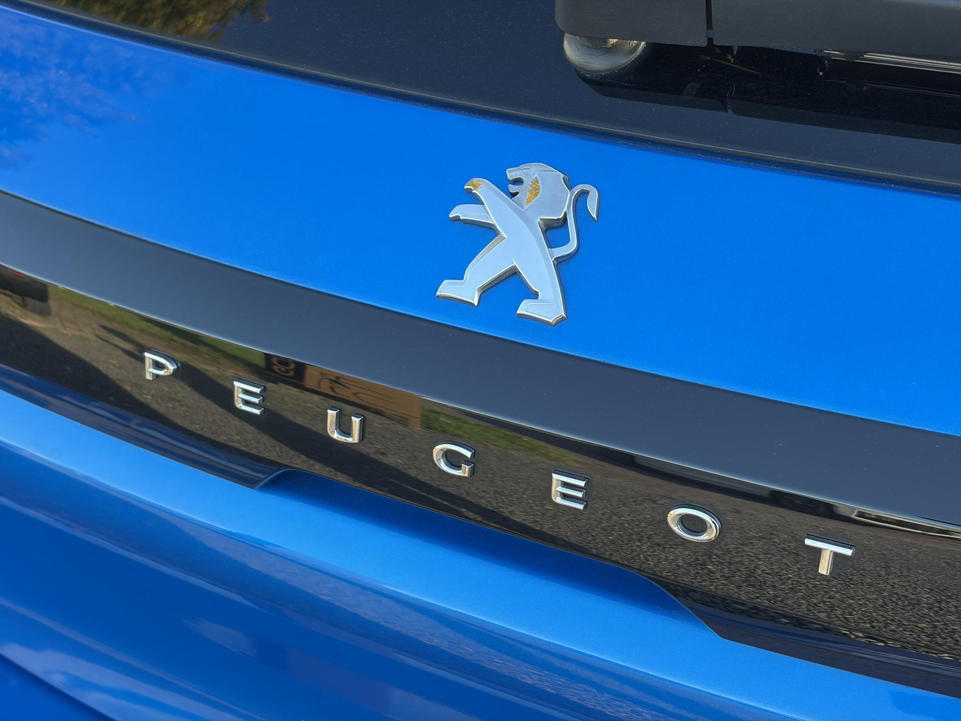 Peugeot 208 1.2 PureTech Allure ✓D-riem vv in 10-2025✓1e Eigenaar✓360° Camera✓Carplay✓Navi✓101pk✓LED✓Clima✓Cruise✓6 Bak✓Pdc✓Lm velgen✓Halfleder✓Recent beurt gehad✓N.A.P✓Apk tot 08-2028