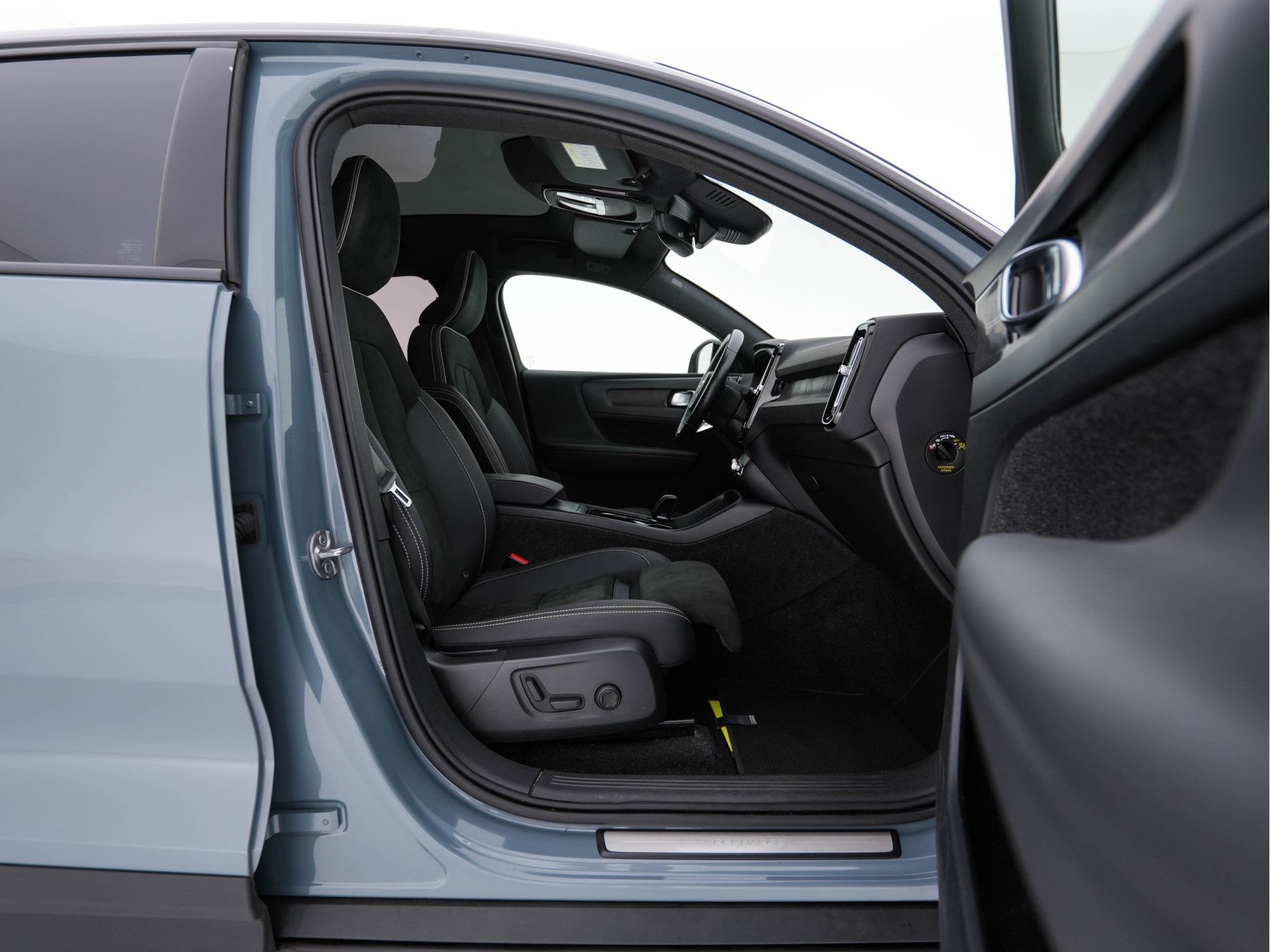 Volvo C40 Recharge Twin Intro Edition 78 kWh AWD [ 3-Fase ] {SOH-87%} (INCL-BTW) Aut. *HEATPUMP | PANO | LEATHER-ALCANTARA | DIGI-COCKPIT | FULL-LED | HARMAN/KARDON | TOPVIEW | NAVI-FULLMAP | ECC | PDC | KEYLESS | HEATED-SPORTSEATS | TOWBAR | PRIVACY-GLAS