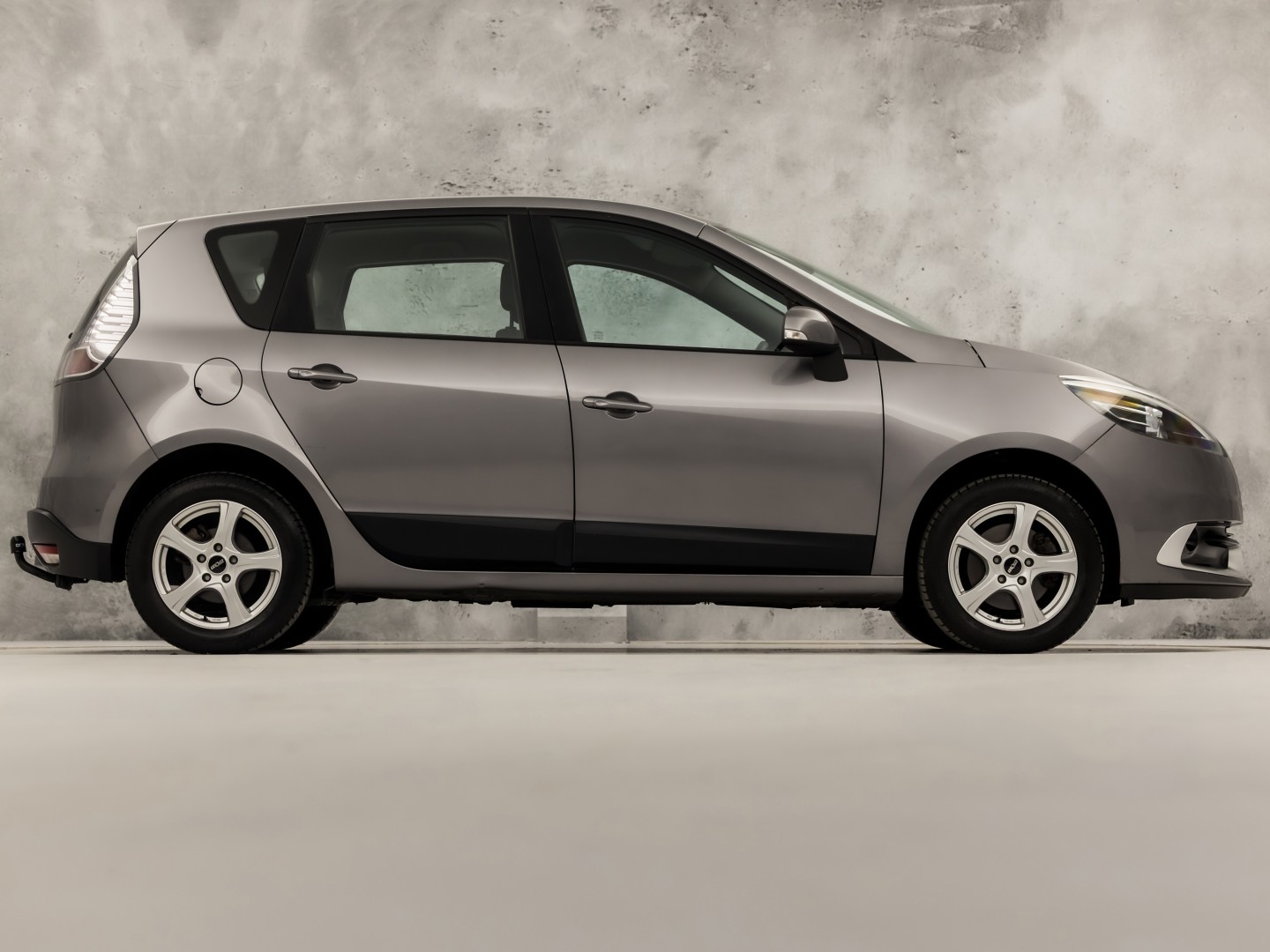 Renault Scénic 1.6 Sport (NAVIGATIE, AIRCO, CRUISE, TREKHAAK, SPORTSTOELEN, NIEUWE APK, NIEUWSTAAT)