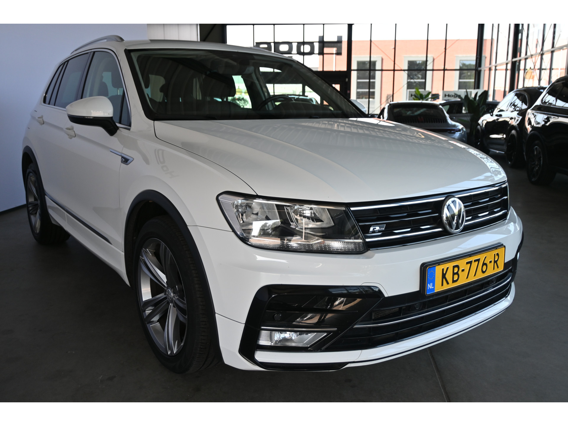 Volkswagen Tiguan 1.4 TSI Highline R-Line Clima Navigatie Carplay 1e Eigenaar Trekhaak Rijklaarprijs! Inruil Mogelijk!
