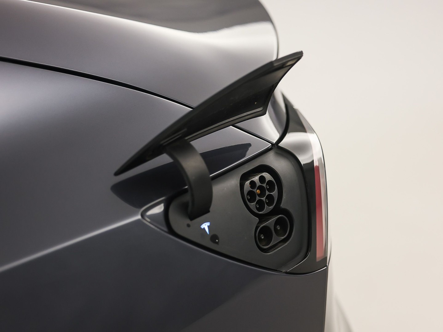 Tesla Model 3 Standard RWD Plus 60 kWh 283Pk Automaat (PANORAMADAK, AUTOPILOT, SOH 85,7%, LEDER, CAMERA, MEMORY SEATS, NAVIGATIE, NIEUWSTAAT)