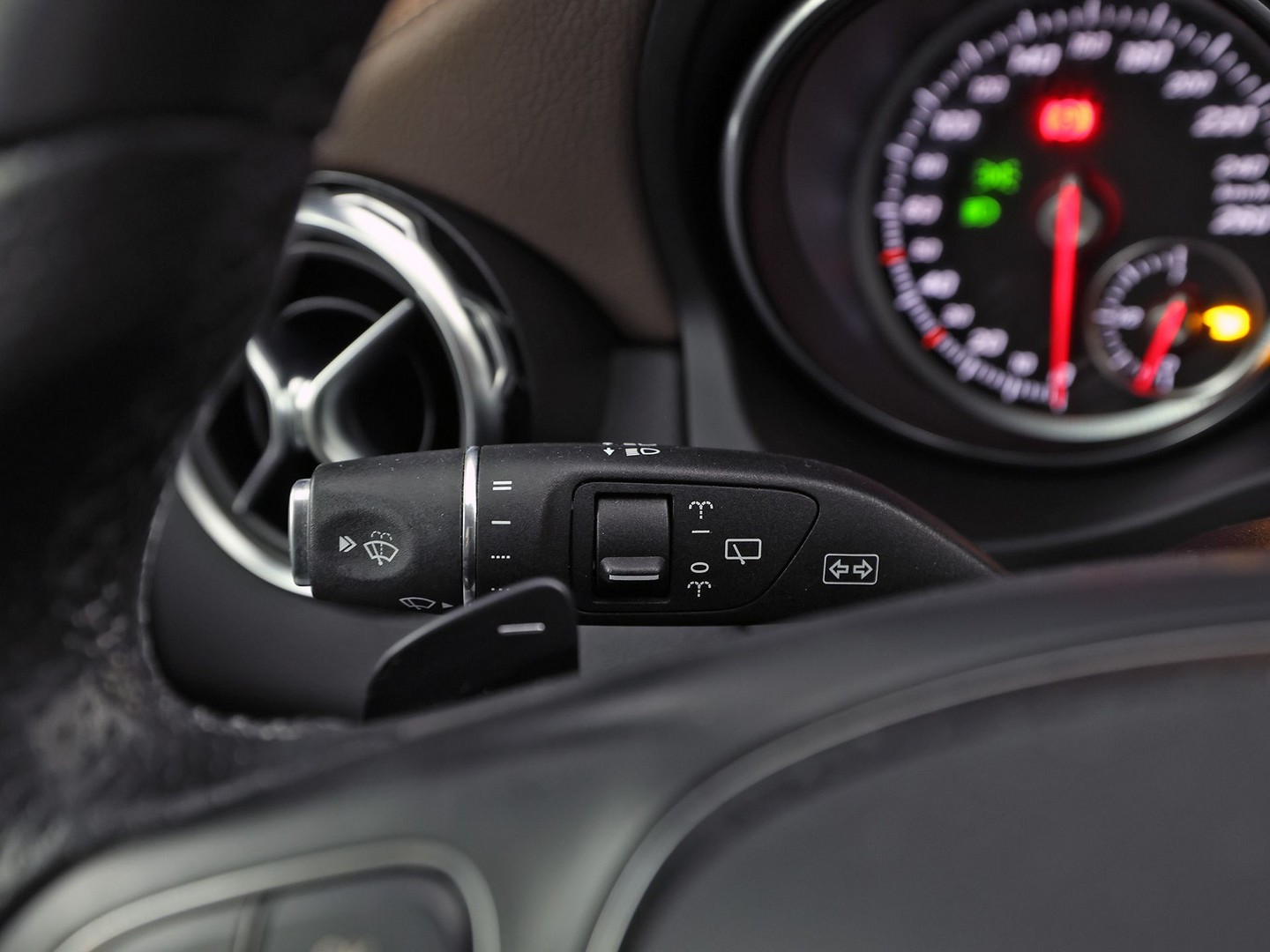Mercedes-Benz GLA-klasse 250 4Matic Premium AMG Sport 211Pk Automaat (PANORAMADAK, MEMORY SEATS, GROOT NAVI, CAMERA, TREKHAAK, SPORTSTOELEN, GETINT GLAS, BRUIN LEDER, STOELVERWARMING, NIEUWSTAAT)