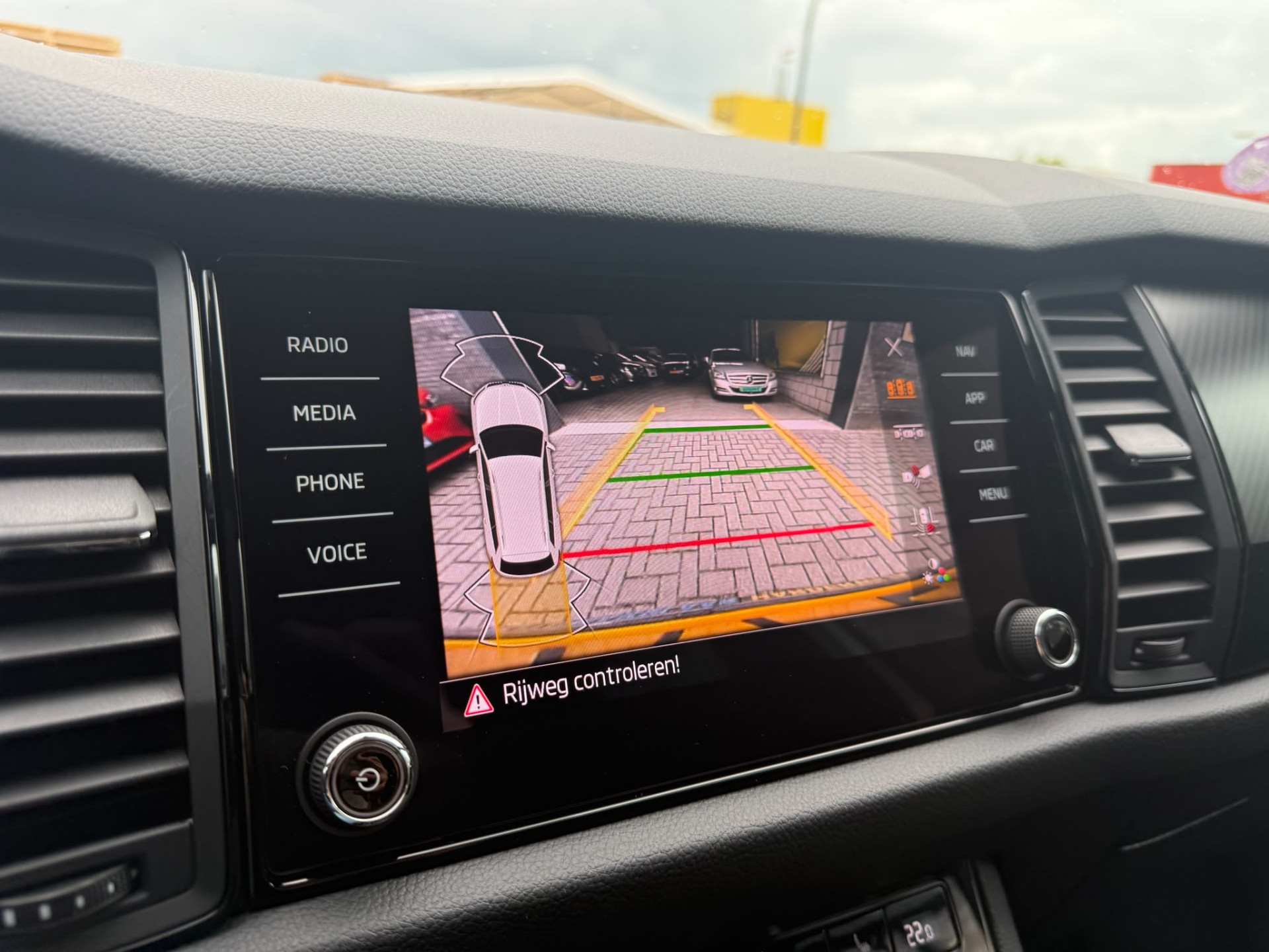 ŠKODA Kodiaq 1.5 TSI Sportline Business | 1E EIGENAAR | 3/6/12 MND GARANTIE | AUTOMAAT | PANO | LED | DAB | MEMORY | CARPLAY | DIGITAAL COCKPIT | TREKHAAK |