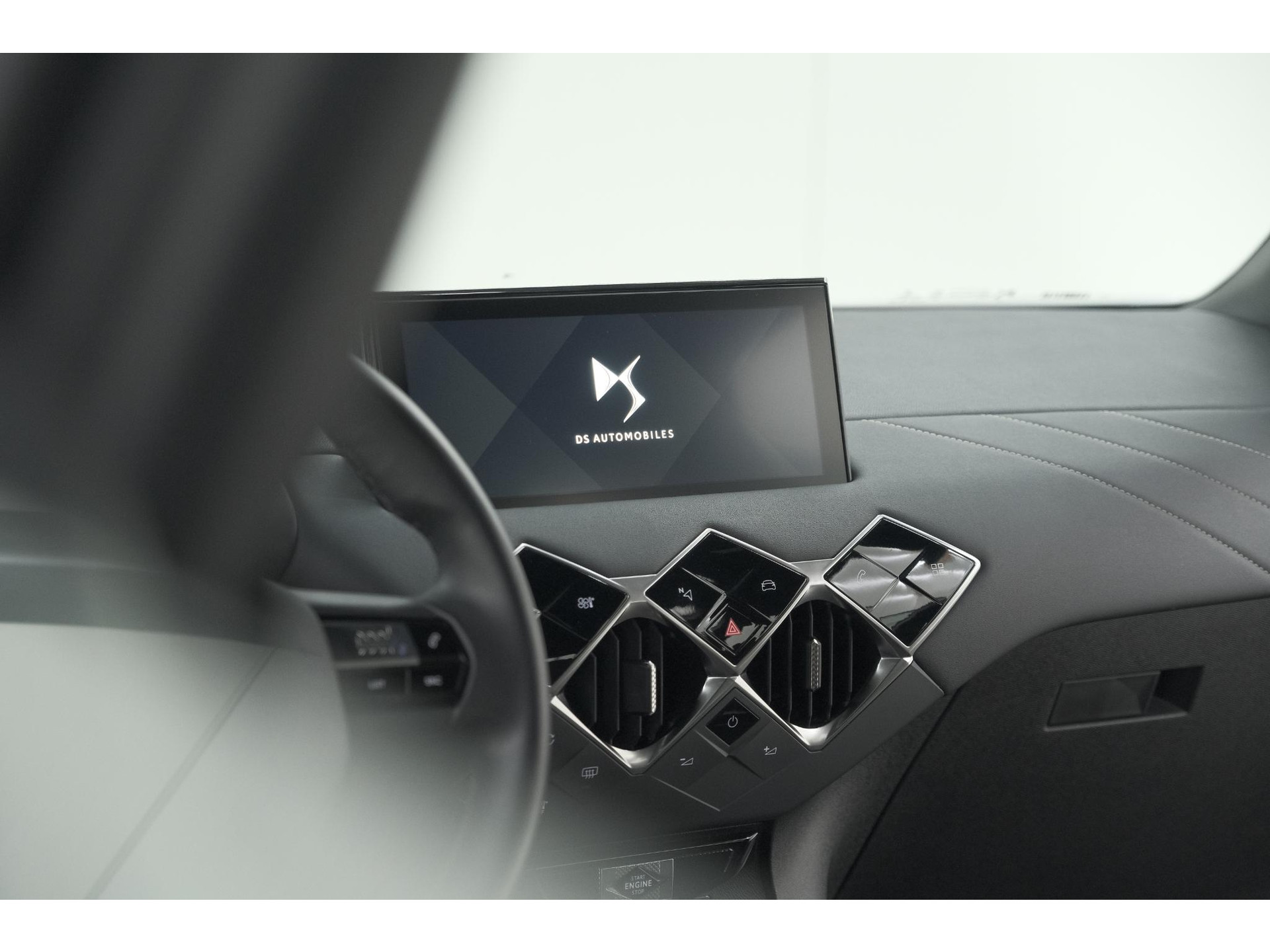 DS 3 Crossback PureTech 100 Montmartre | Parkeersensoren | Apple Carplay | Allseason Banden | Navigatie | Climate Control
