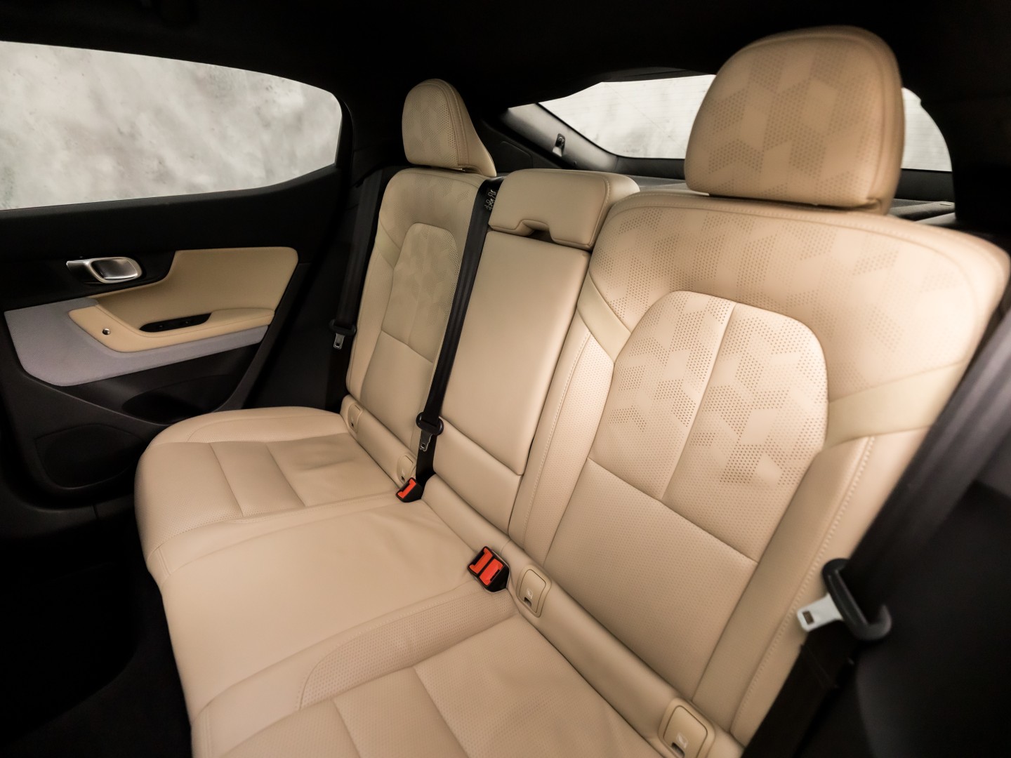 Polestar 2 Long Range Dual Motor Launch Edition 78kWh 408Pk Automaat (PANORAMADAK, HARMAN/KARDON, APPLE CARPLAY, 360 CAMERA, STOELVENTILATIE, MEMORY SEATS, GETINT GLAS, TREKHAAK, ELEK ACHTERKLEP, NIEUWSTAAT)