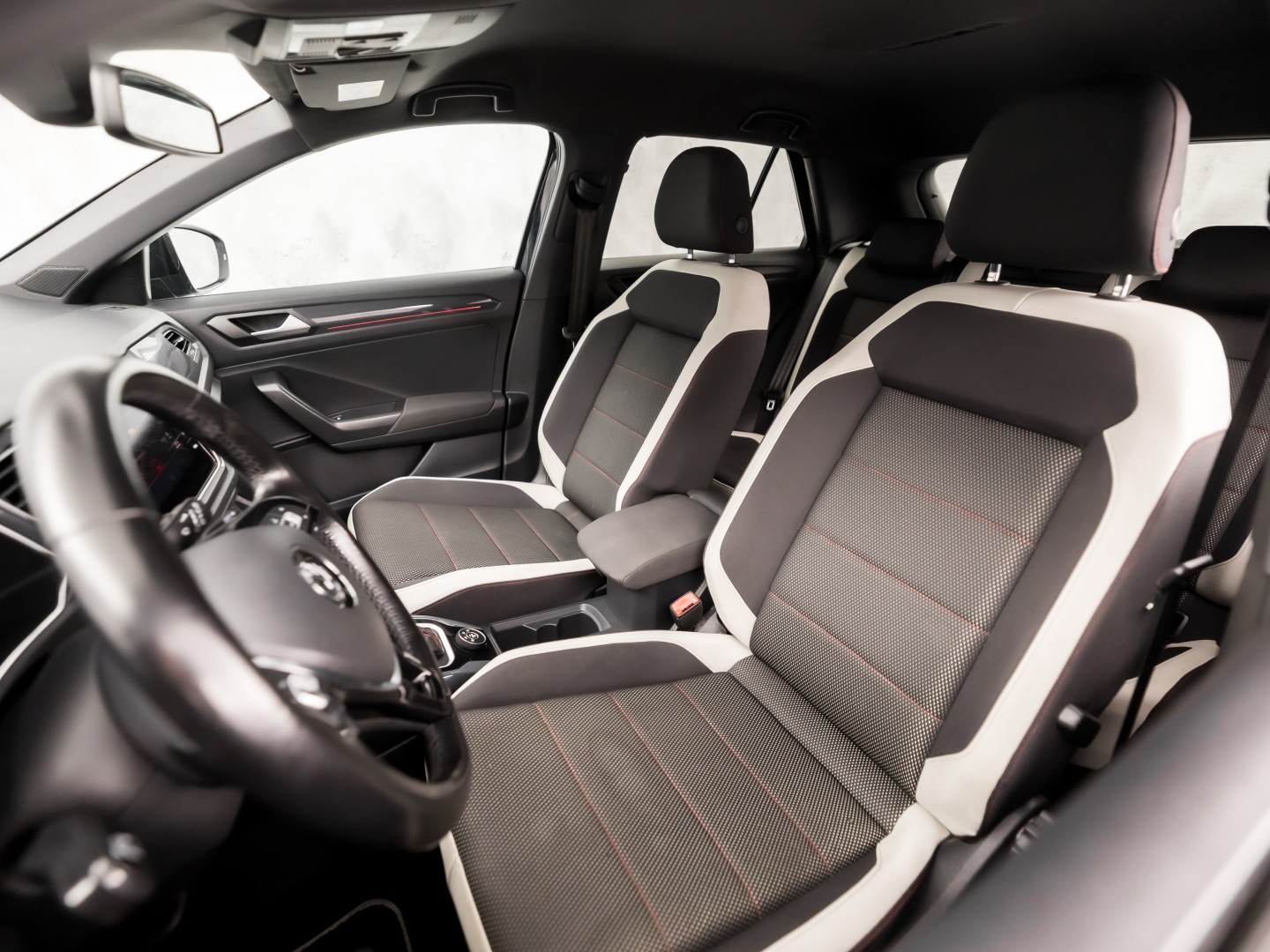 Volkswagen T-Roc 2.0 TSI 4Motion Sport R 190Pk Automaat (VIRTUAL COCKPIT, APPLE CARPLAY, STUUR/STOELVERWARMING, CAMERA, SPORTSTOELEN, GETINT GLAS, ELEK ACHTERKLEP, KEYLESS, NIEUWSTAAT)