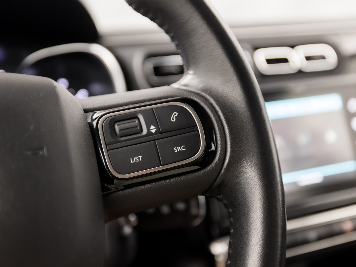 Citroën C3 1.2 PureTech S&S Sport Automaat (APPLE CARPLAY, GROOT NAVI, CAMERA, SPORTSTOELEN, PARKEERSENSOREN, LM VELGEN, CRUISE, NIEUWSTAAT)
