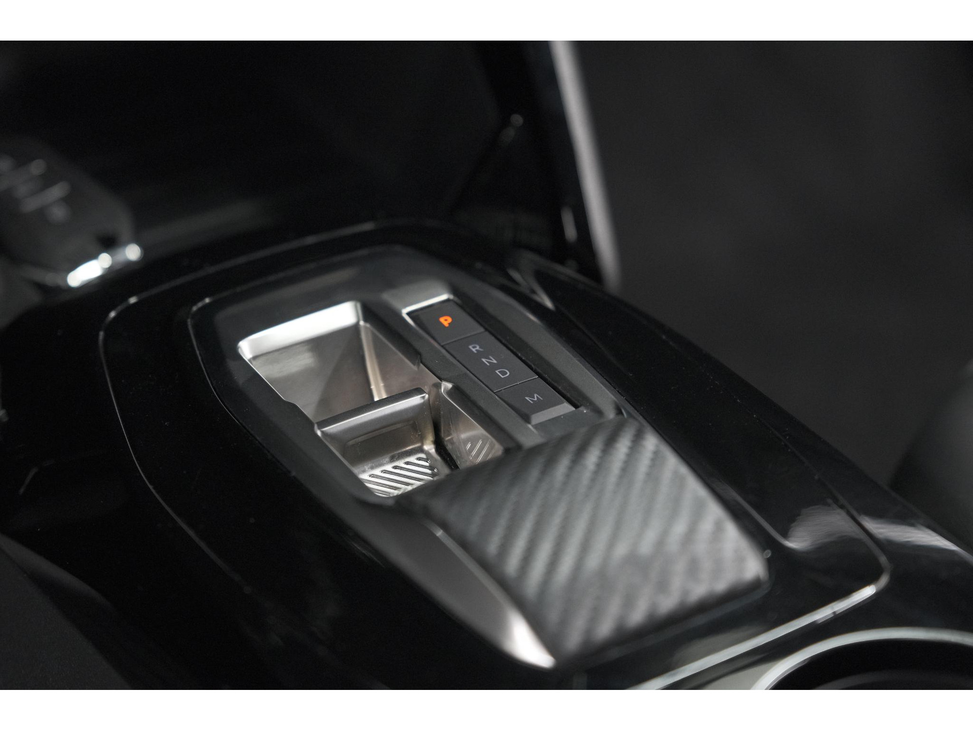 Peugeot 2008 PureTech 130 EAT8 Allure | 100% Benzine | Parkeersensoren Voor + Achter | Apple CarPlay | Climate Control