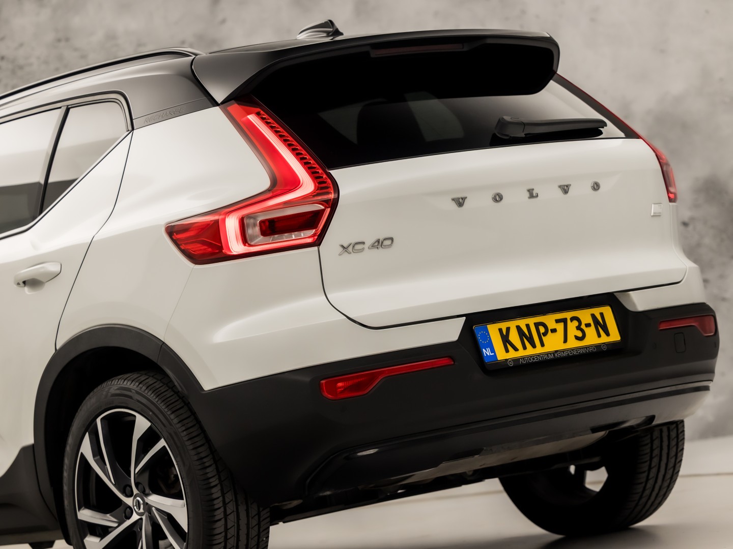 Volvo XC40 1.5 T5 Recharge Inscription Sport 252Pk Automaat (PANORAMADAK, APPLE CARPLAY, MEMORY SEAT, LEDER, 360 CAMERA, SPORTSTOELEN, STUUR/STOELVERWARMING, GETINT GLAS, ELEK ACHTERKLEP, NIEUWE APK, NIEUWSTAAT)