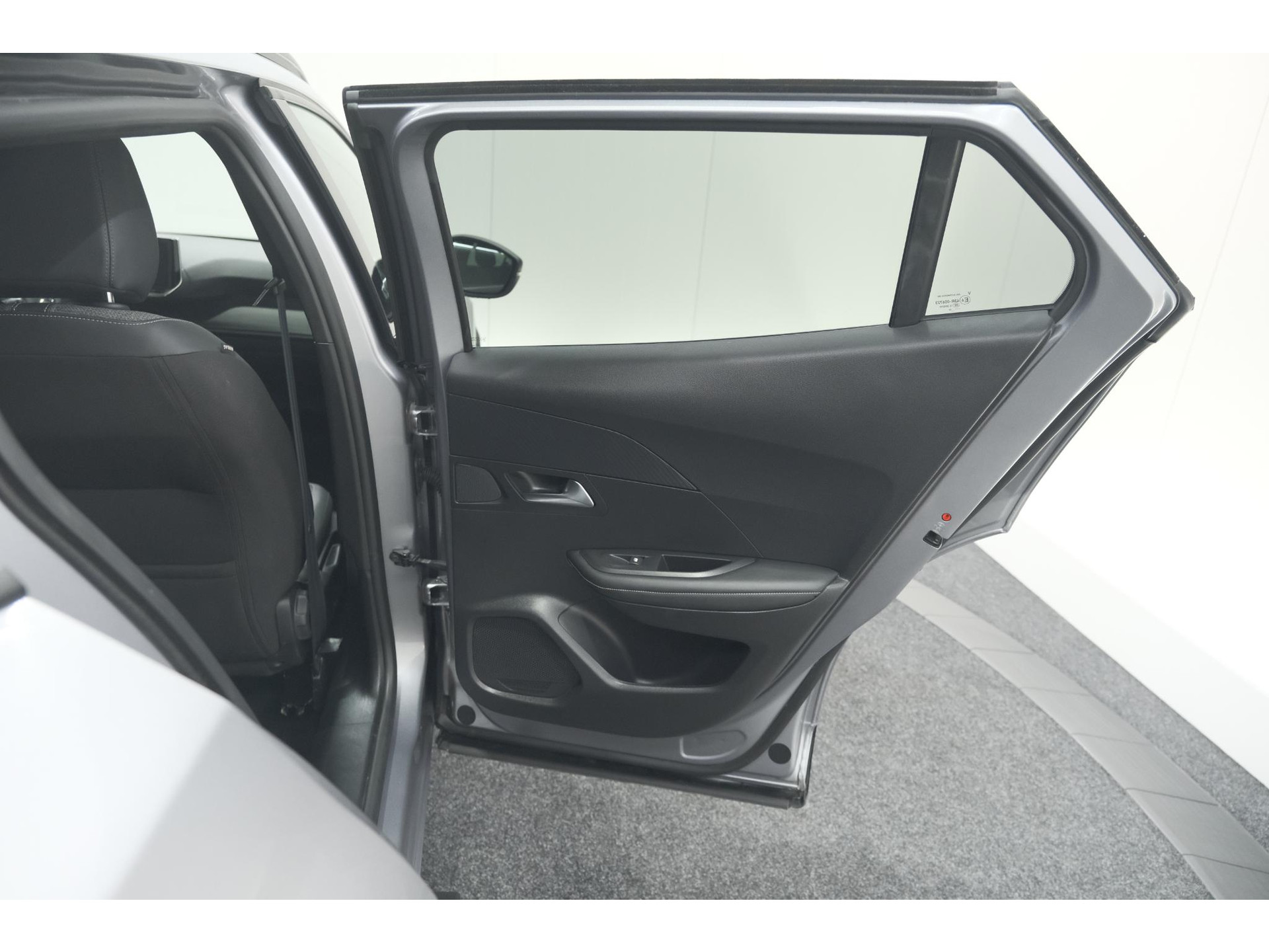 Peugeot 2008 Hybrid 136 e-DCS6 Allure | 360 Camera | Adaptieve Cruise Control | Dodehoekdetectie | Navigatie