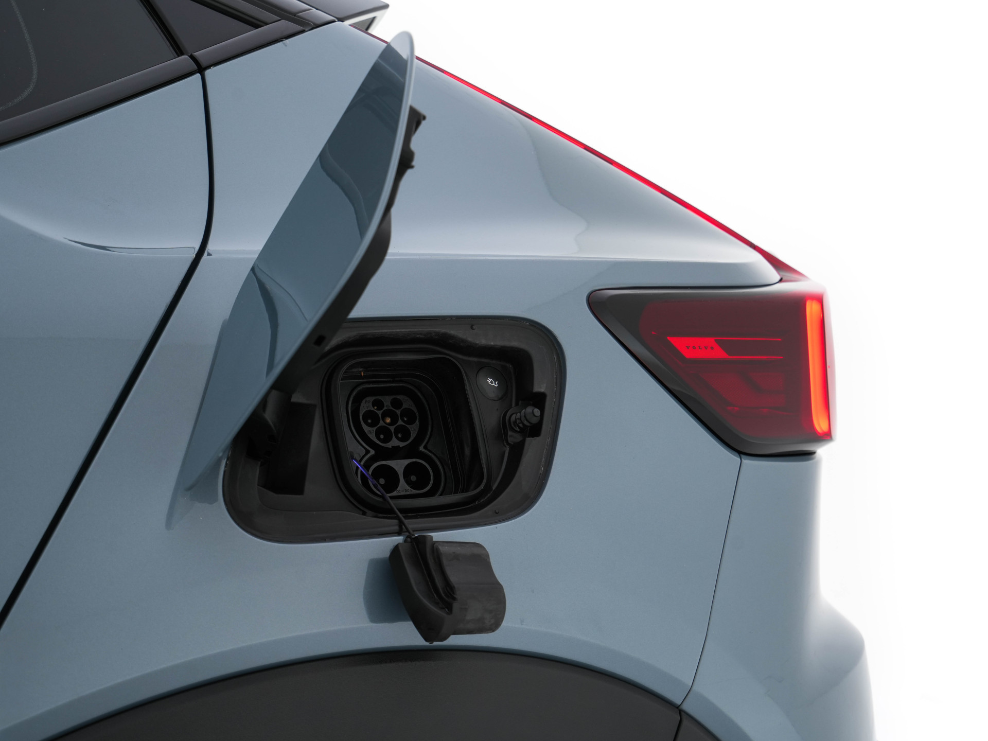 Volvo C40 Recharge Twin Intro Edition 78 kWh AWD [ 3-Fase ] {SOH-87%} (INCL-BTW) Aut. *HEATPUMP | PANO | LEATHER-ALCANTARA | DIGI-COCKPIT | FULL-LED | HARMAN/KARDON | TOPVIEW | NAVI-FULLMAP | ECC | PDC | KEYLESS | HEATED-SPORTSEATS | TOWBAR | PRIVACY-GLAS