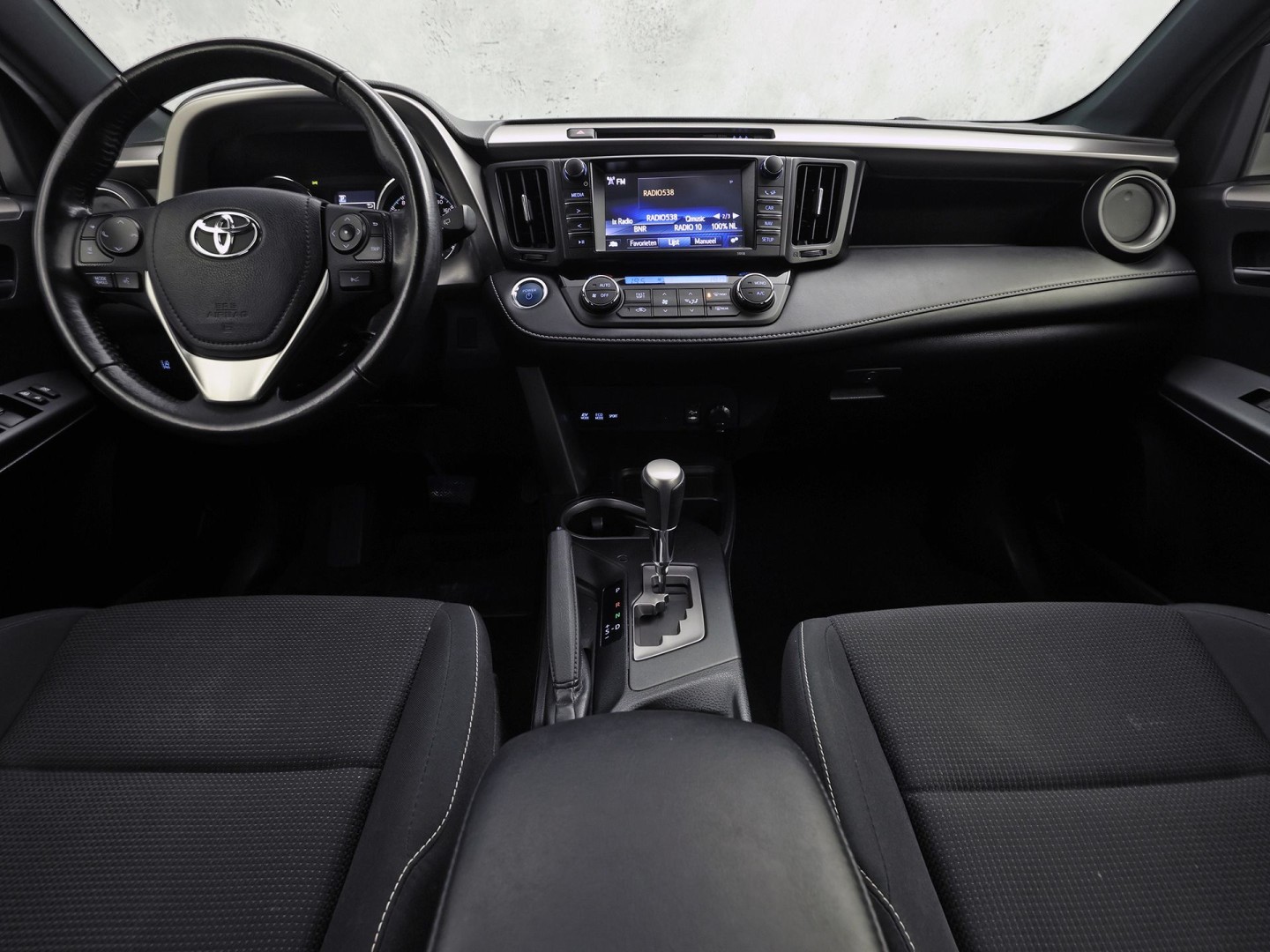 Toyota RAV4 2.5 Hybrid Energy 197Pk Automaat (BLACK PACK, NAVIGATIE, CAMERA, GETINT GLAS, SPORTSTOELEN, KEYLESS, ADAPTIVE CRUISE, NIEUWSTAAT)