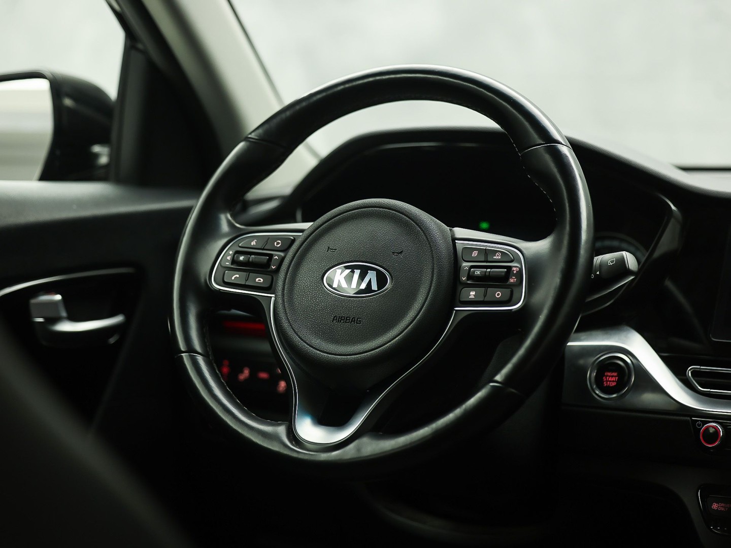 Kia Niro 1.6 GDi PHEV DynamicPlusLine Automaat (APPLE CARPLAY, GROOT NAVI, STUUR/STOELVERWARMING, CAMERA, TREKHAAK, SPORTSTOELEN, GETINT GLAS, ADAPTIVE CRUISE, NIEUWSTAAT)