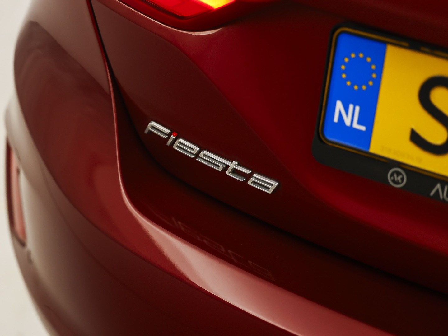 Ford Fiesta 1.0 EcoBoost Titanium (APPLE CARPLAY, GROOT NAVI, CLIMATE, CAMERA, KEYLESS, SPORTSTOELEN, ADAPTIVE CRUISE, LM VELGEN, NIEUWSTAAT)