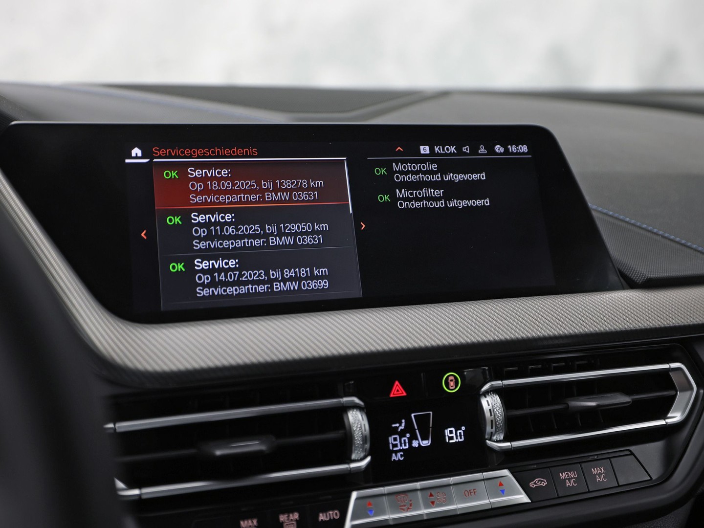 BMW 1 Serie 118i M Sport Automaat (APPLE CARPLAY, M PAKKET, GROOT NAVI, LEDER, SPORTSTOELEN, SFEERVERLICHTING, GETINT GLAS, NIEUWSTAAT)