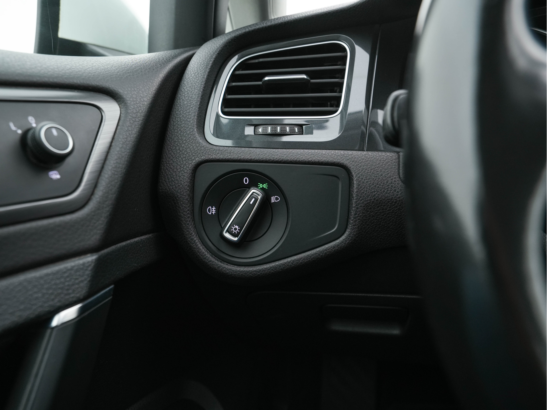 Volkswagen e-Golf (SOH-86%) Aut. *HEAT-PUMP | LEATHER | FULL-LED | NAVI-FULLMAP | CAMERA | HEATED-SPORTSEATS | ECC | CCS-FASTLOADER | PDC | CARPLAY | CRUISE | 16''ALU*